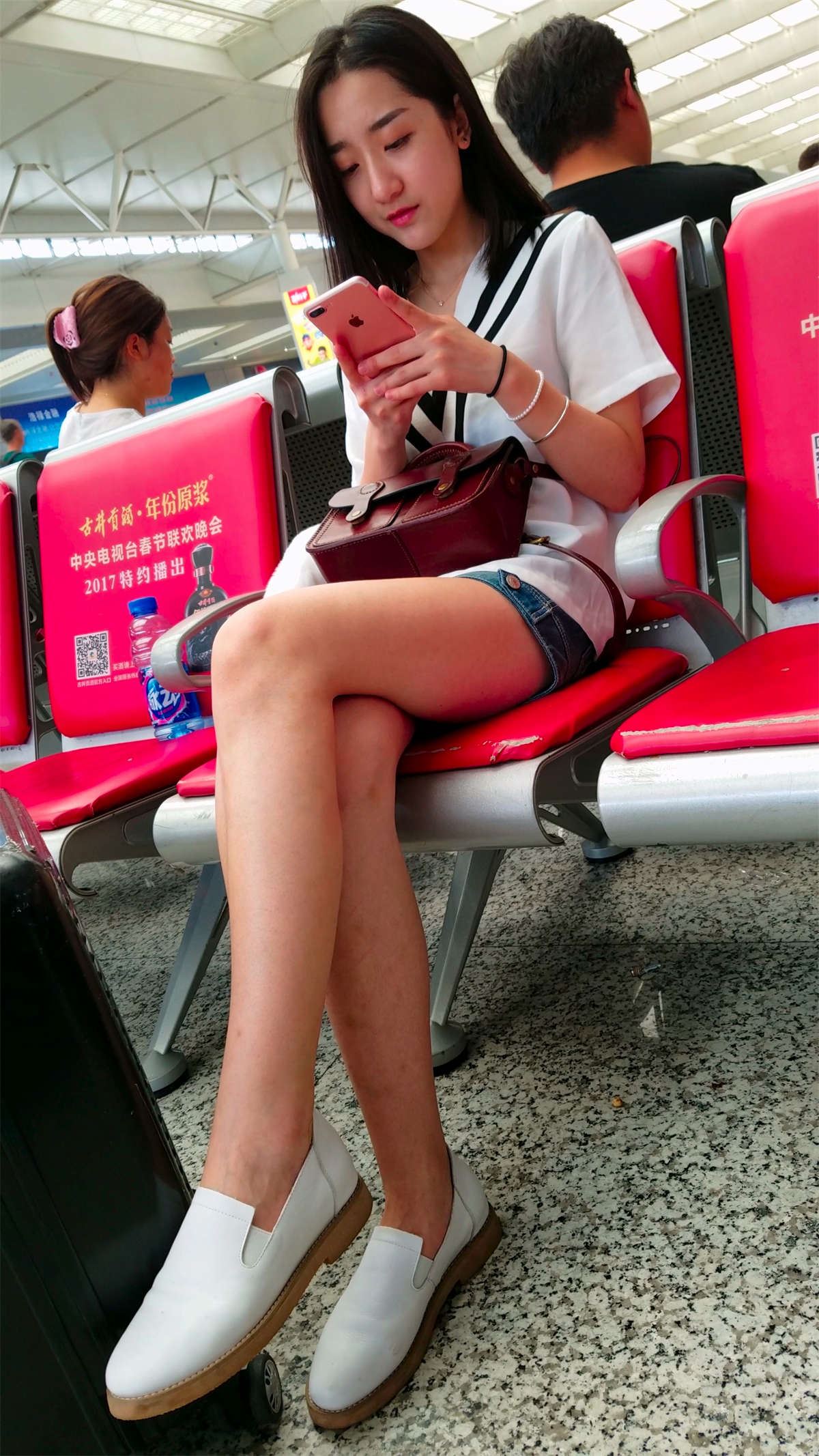 蓝色牛仔小短裤长发清纯漂亮美女极品长腿