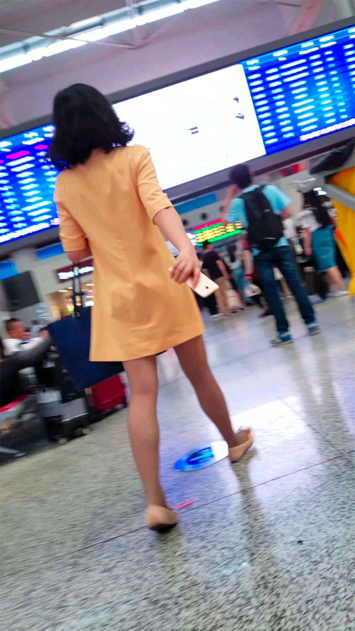 黄色连衣裙灰丝眼镜美眉