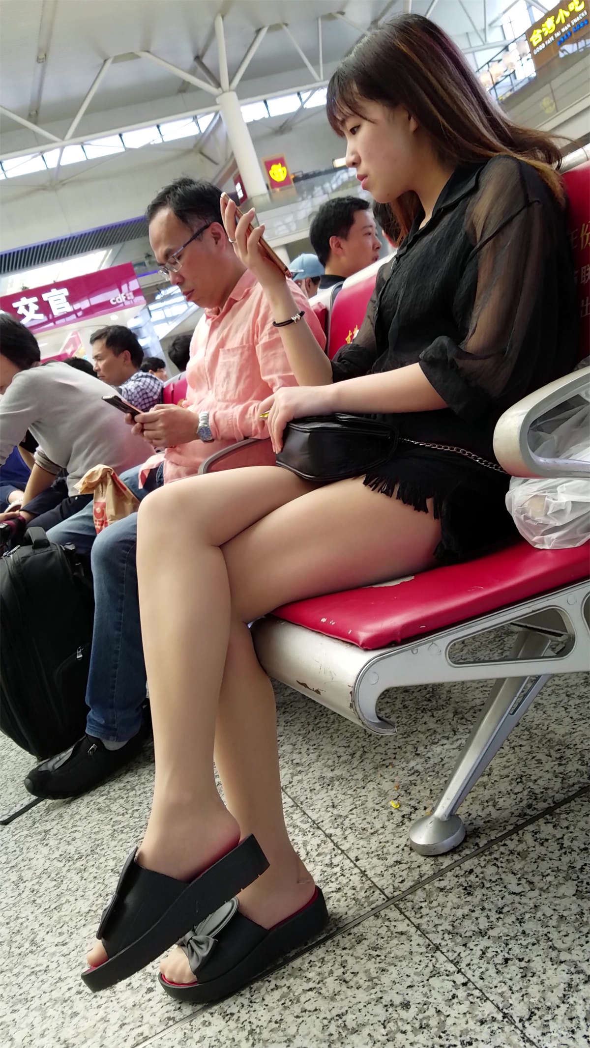 极品气质街拍肉丝袜美腿漂亮美眉