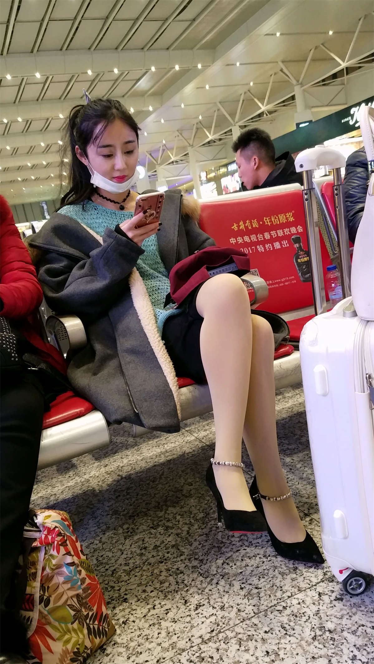 高铁站候车的肉色丝袜高跟极品美腿漂亮美女
