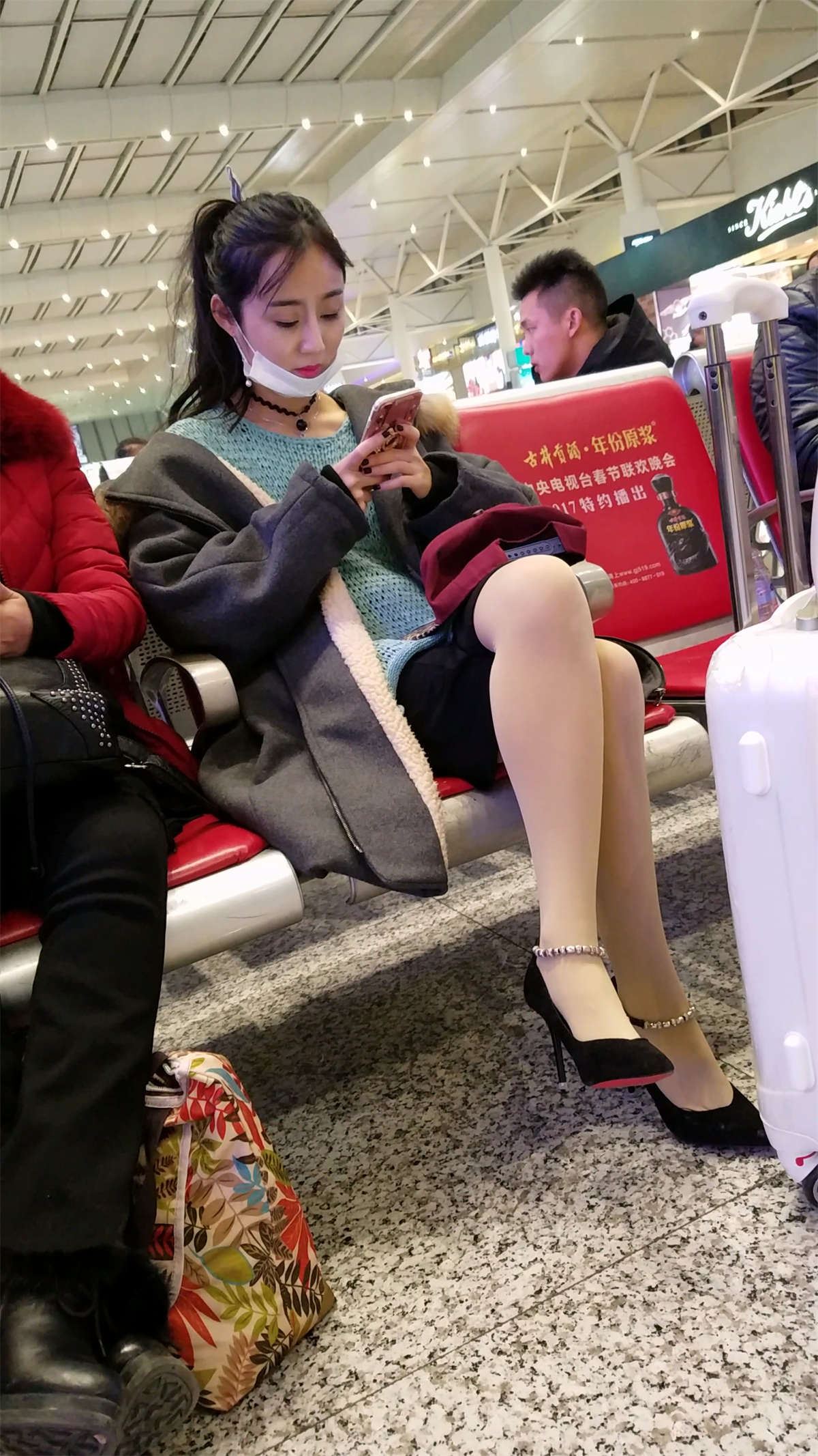 高铁站候车的肉色丝袜高跟极品美腿漂亮美女