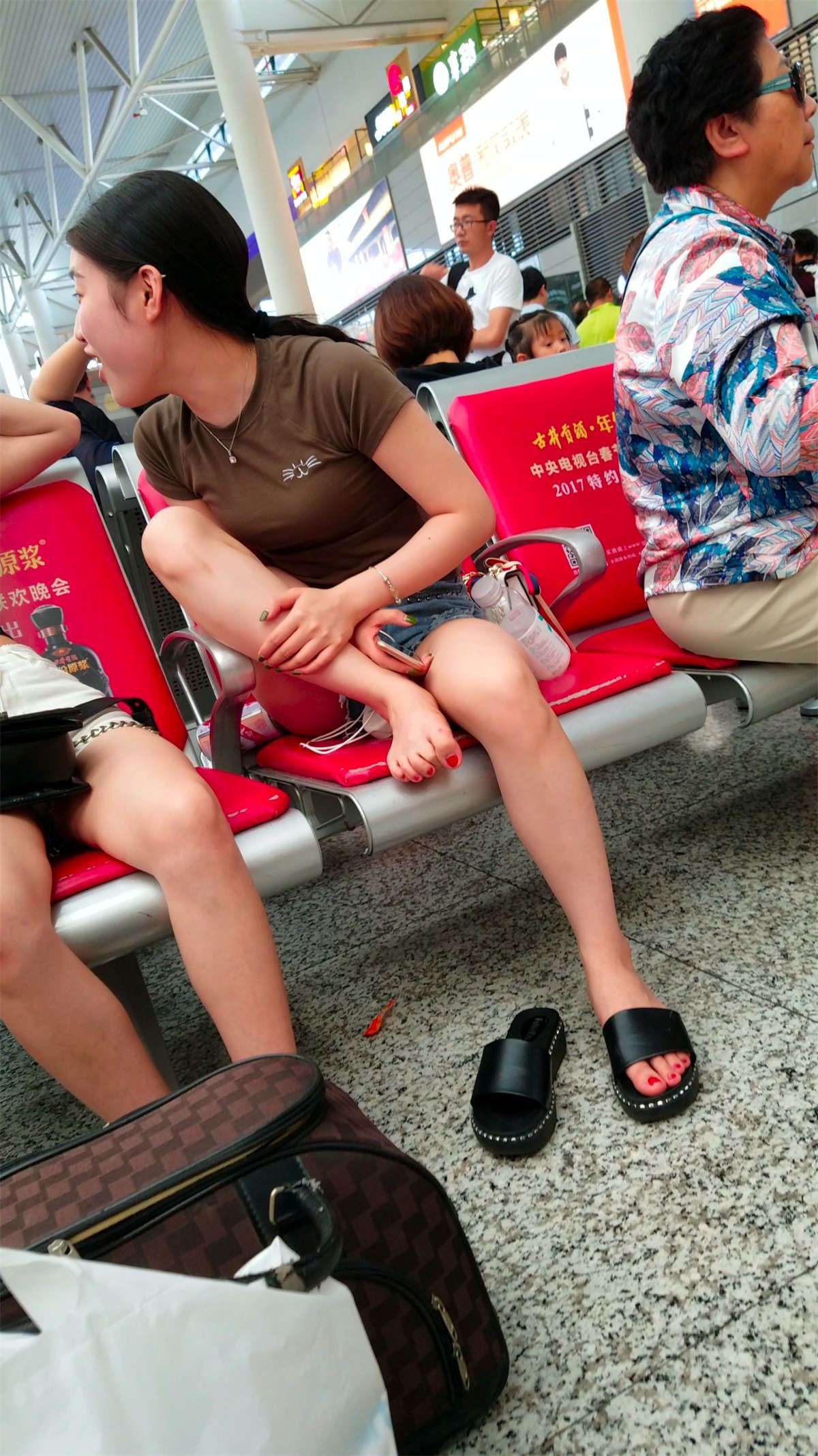 牛仔热裤美腿丰满小姐姐看手机