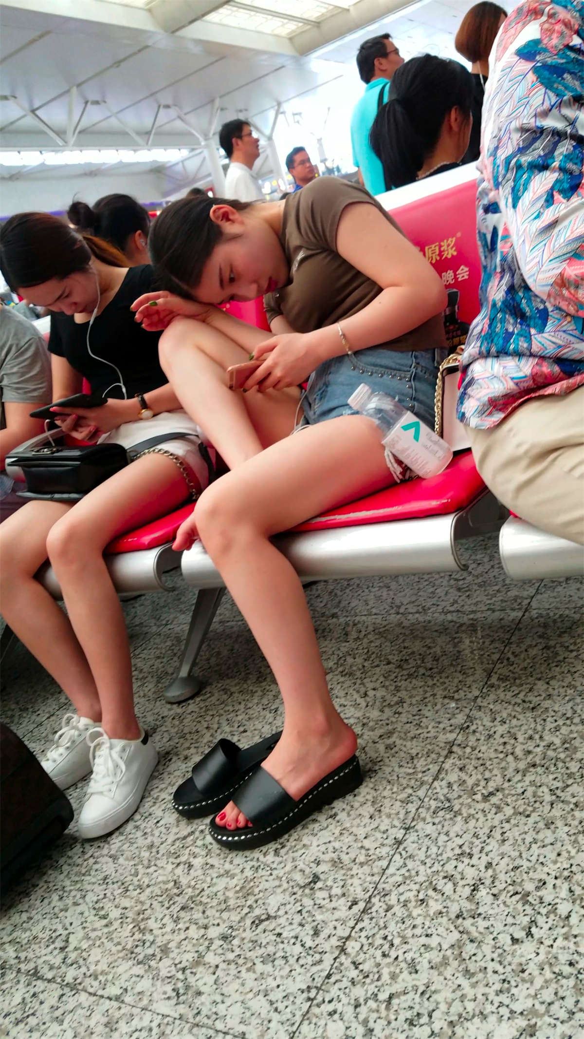 牛仔热裤美腿丰满小姐姐看手机
