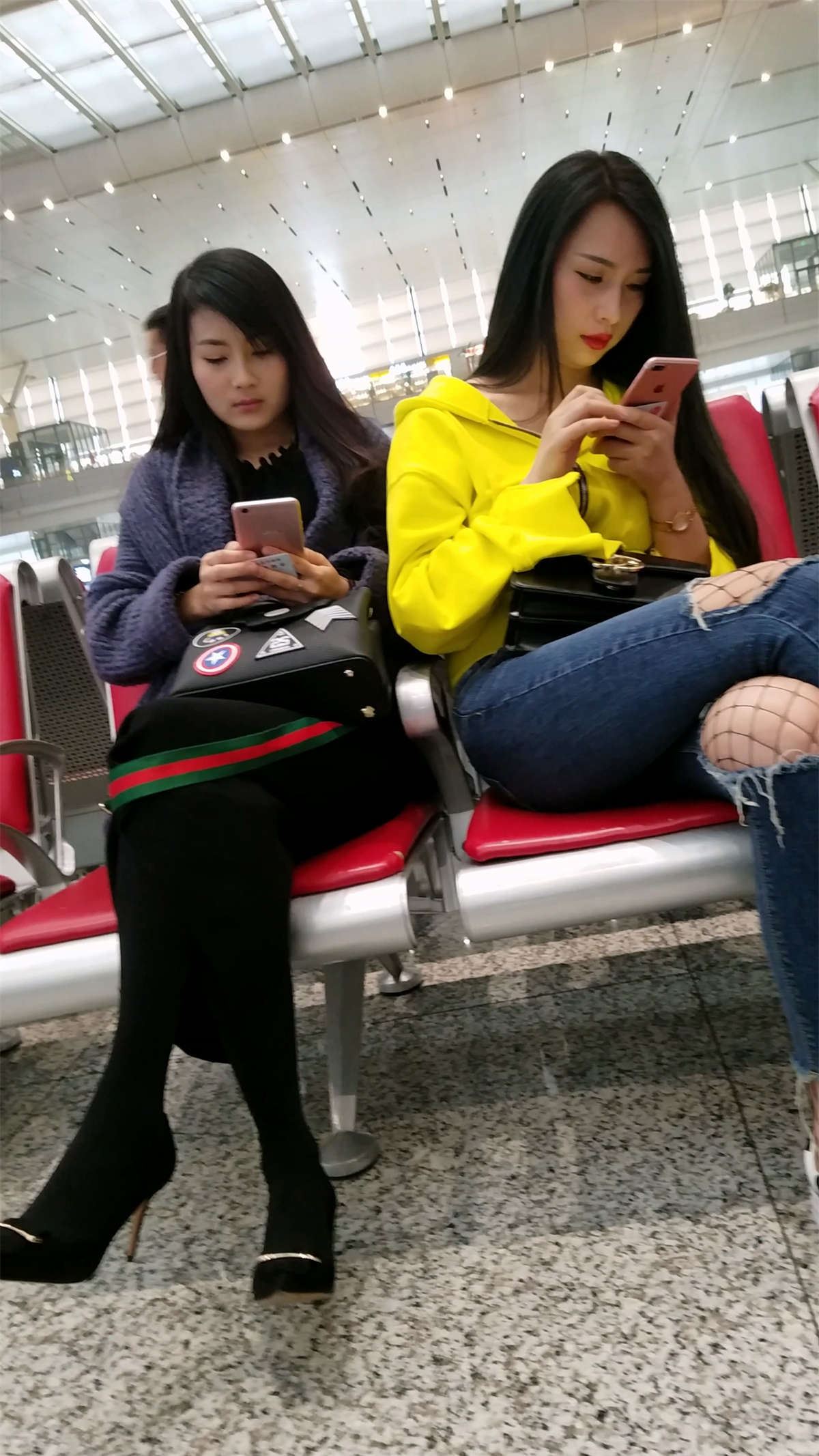 高铁站拍摄蓝色紧身牛仔裤长发漂亮美女