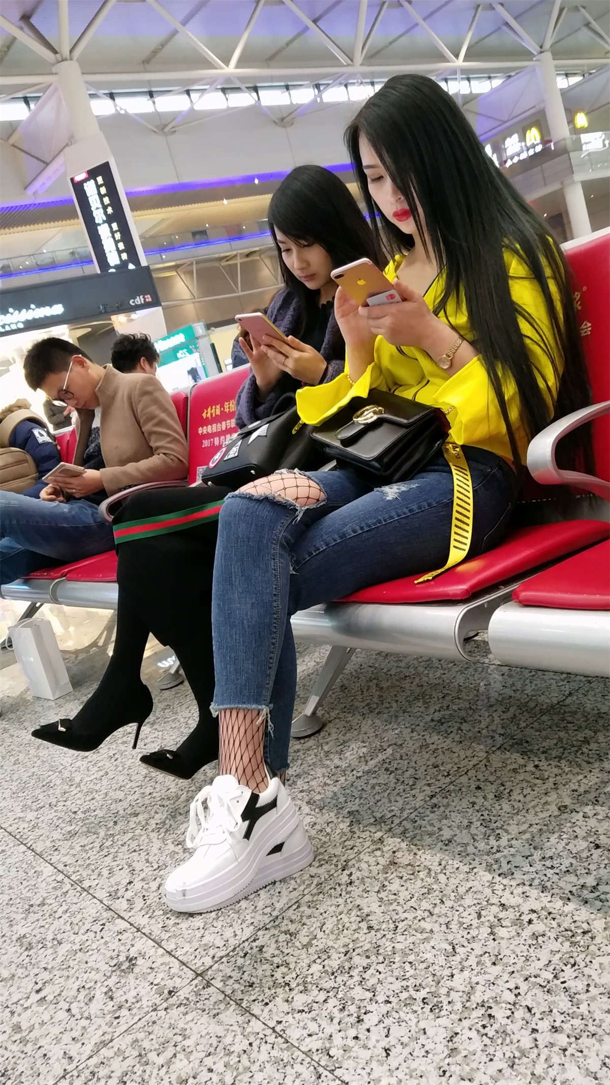 高铁站拍摄蓝色紧身牛仔裤长发漂亮美女