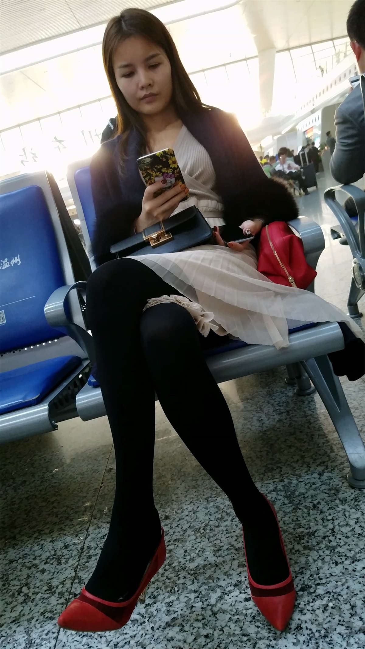 车站候车室红色尖角高跟黑色丝袜细腿漂亮美少妇