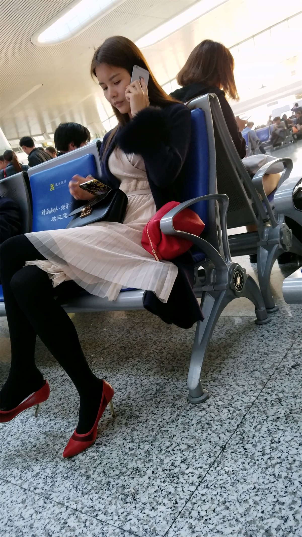 车站候车室红色尖角高跟黑色丝袜细腿漂亮美少妇