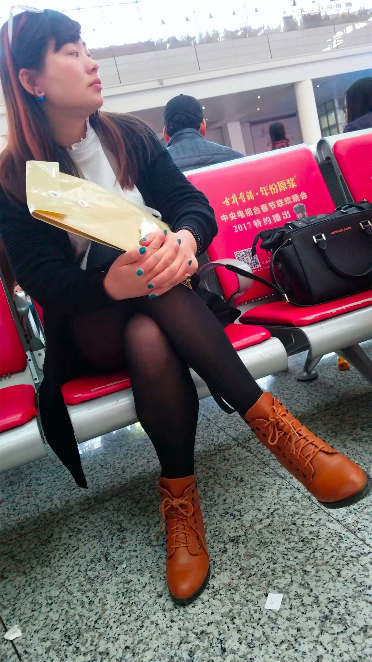 街拍黑色上衣黑丝美眉