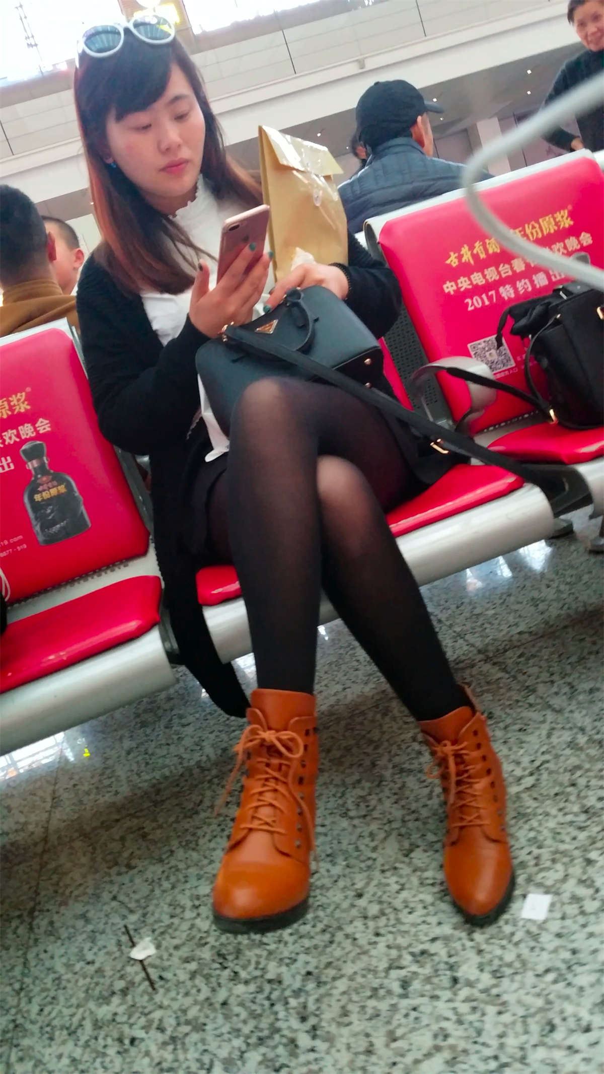 街拍黑色上衣黑丝美眉