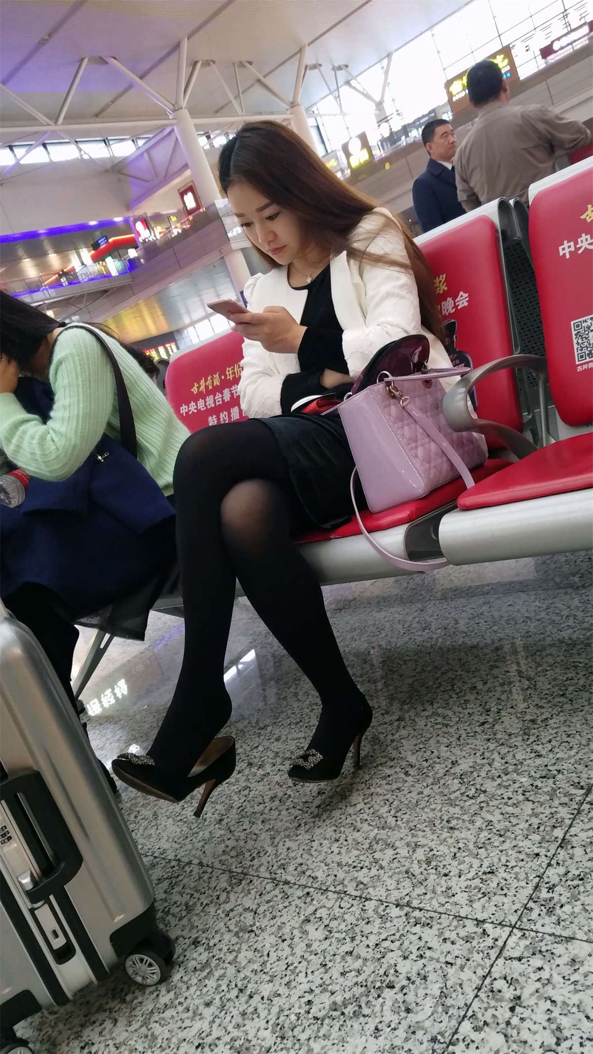 黑色丝袜黑色高跟性感美腿漂亮少妇