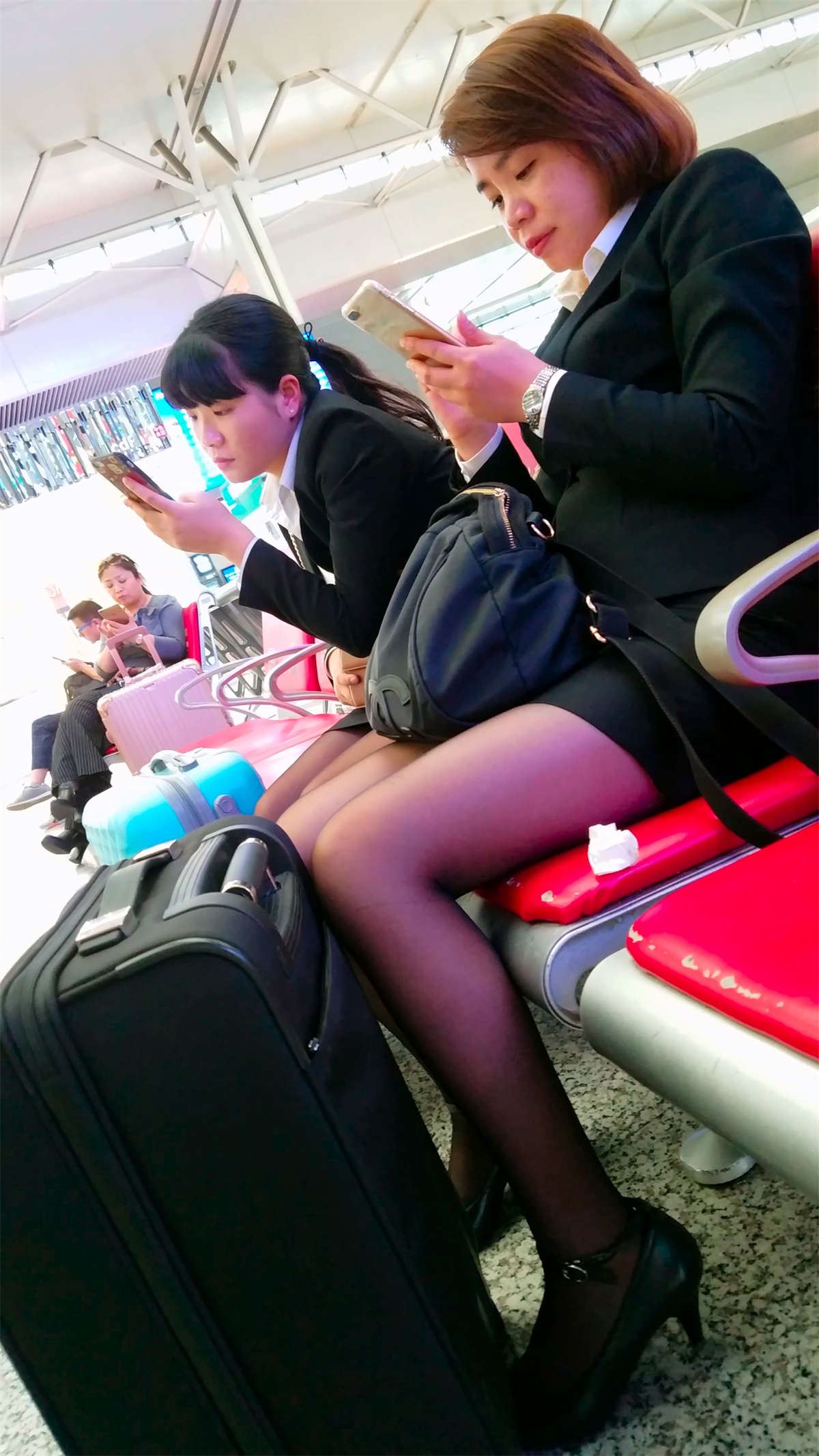 俩位制服街拍黑丝性感美女