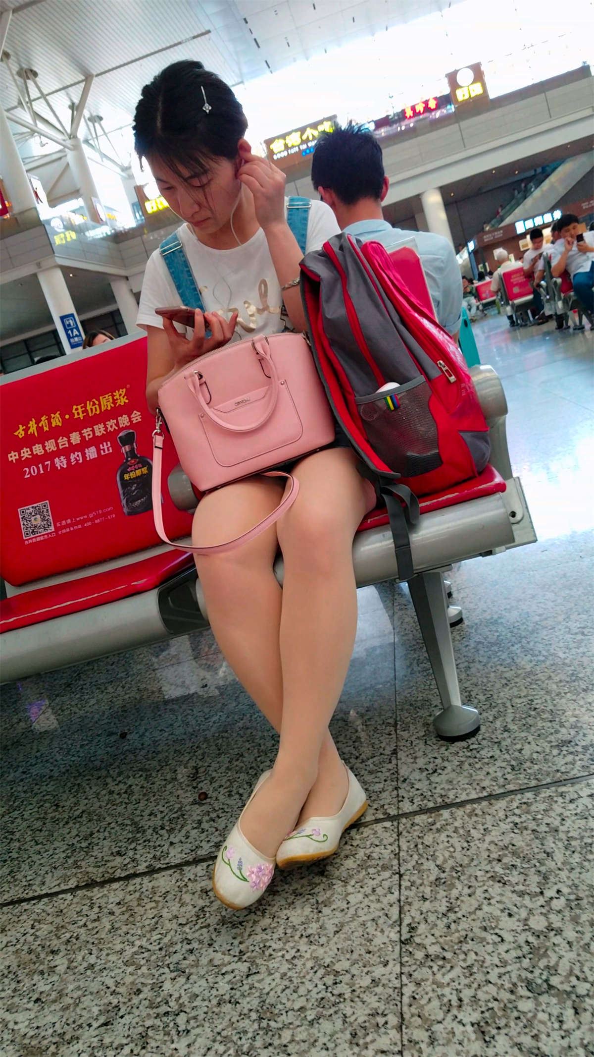白T恤吊带裙绣花鞋街拍肉丝美腿