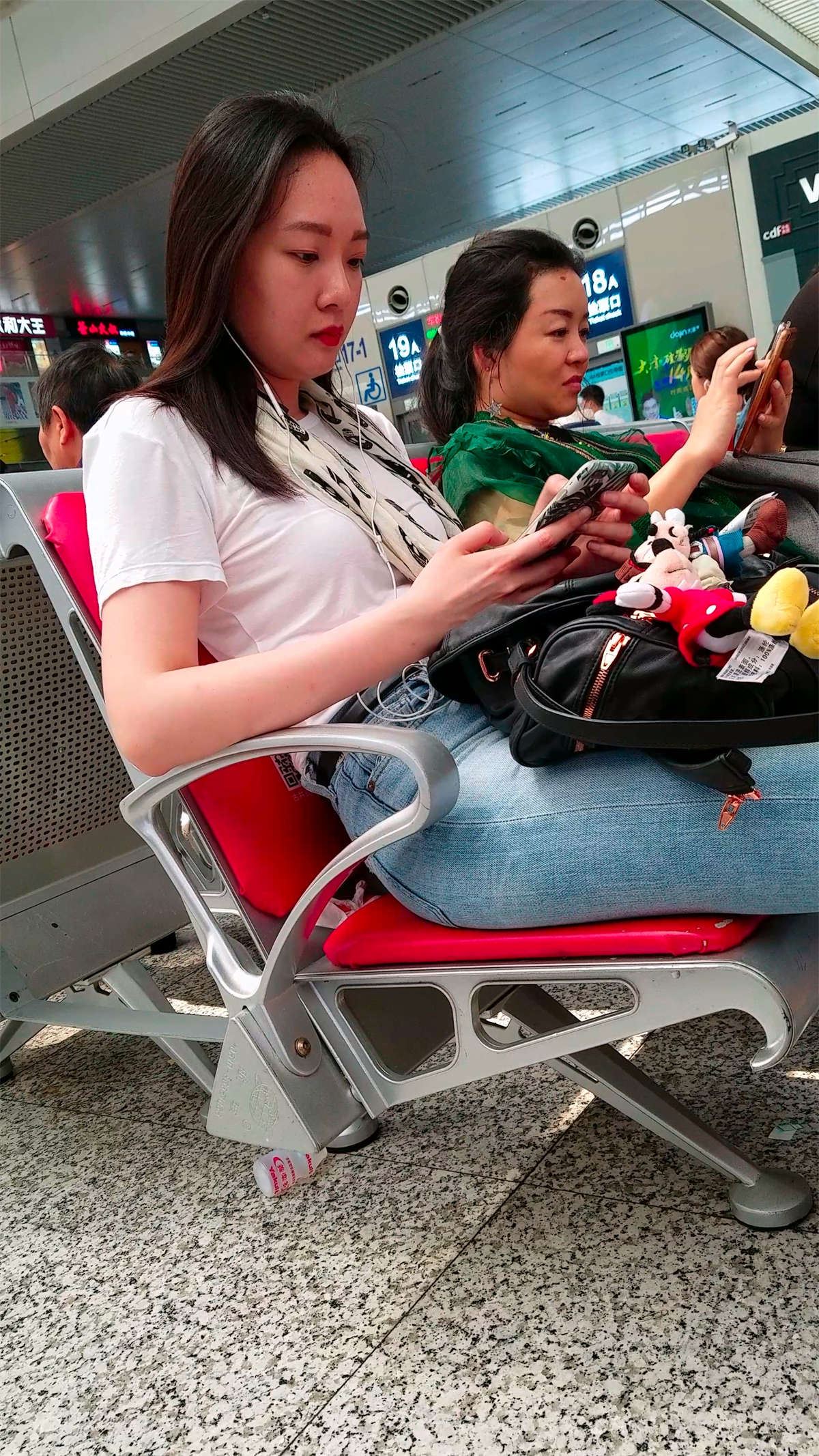 白T恤紧身蓝牛高颜值街拍美女