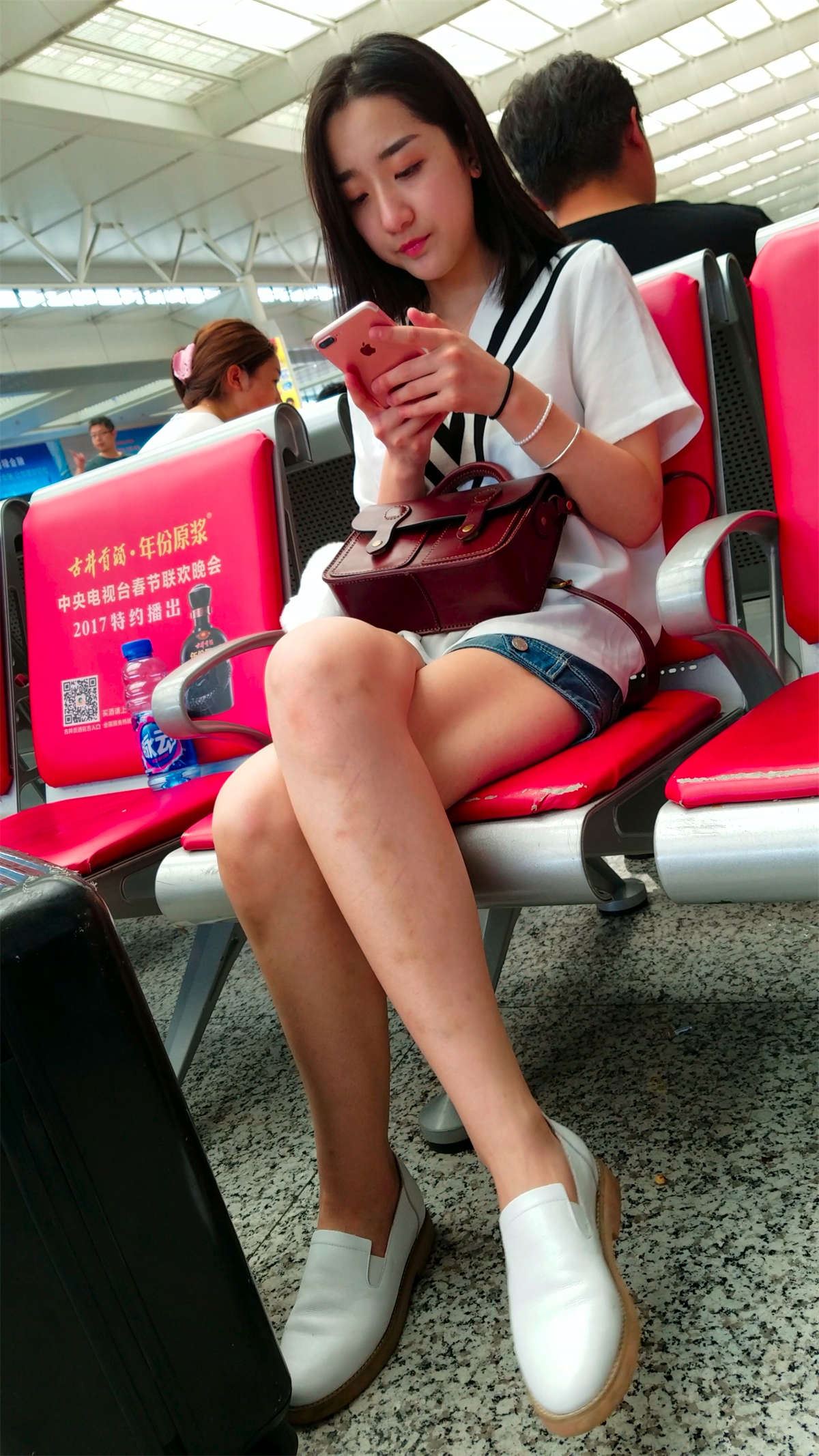 长发白色衬衫热裤极品美女