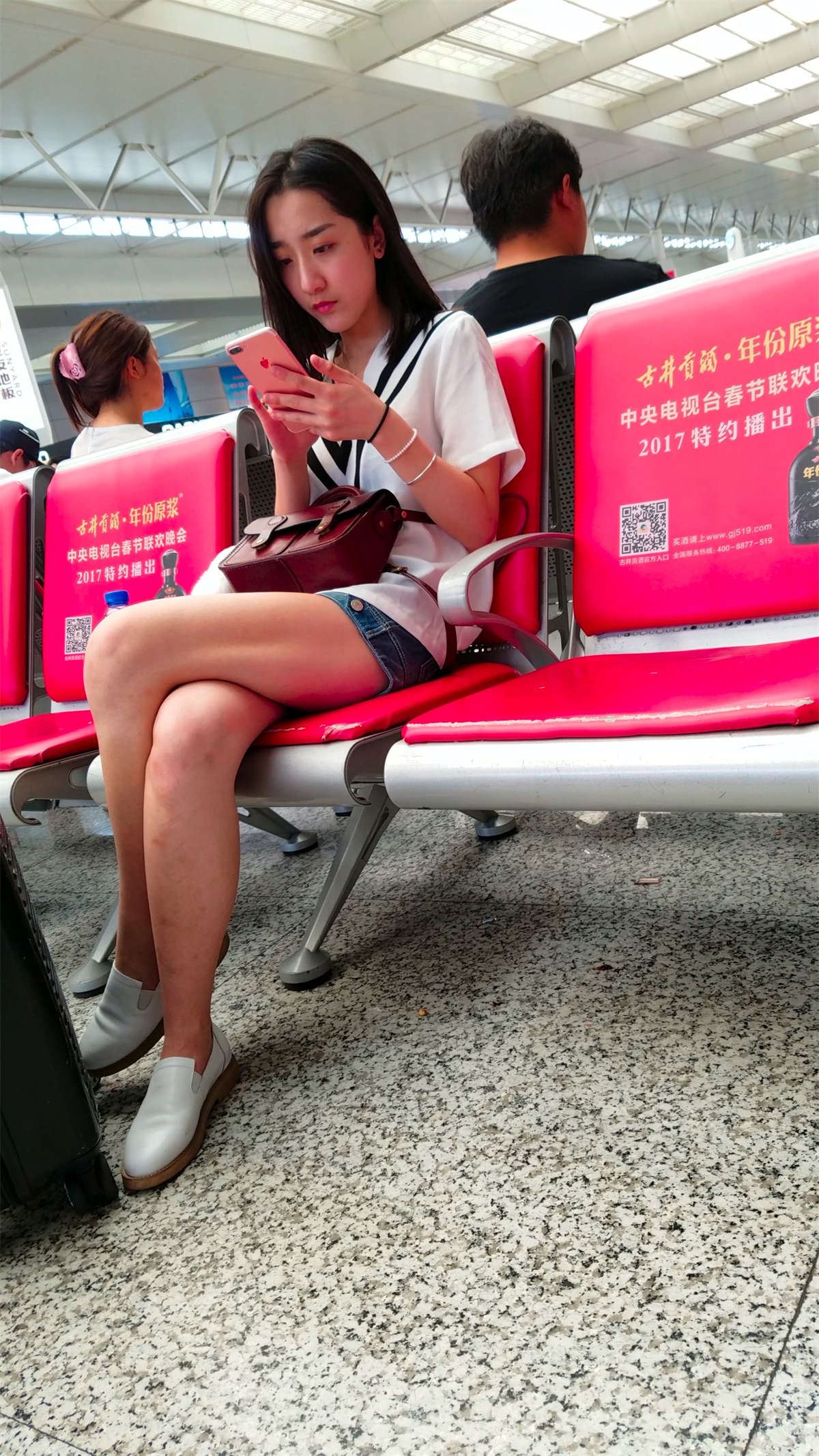 长发白色衬衫热裤极品美女