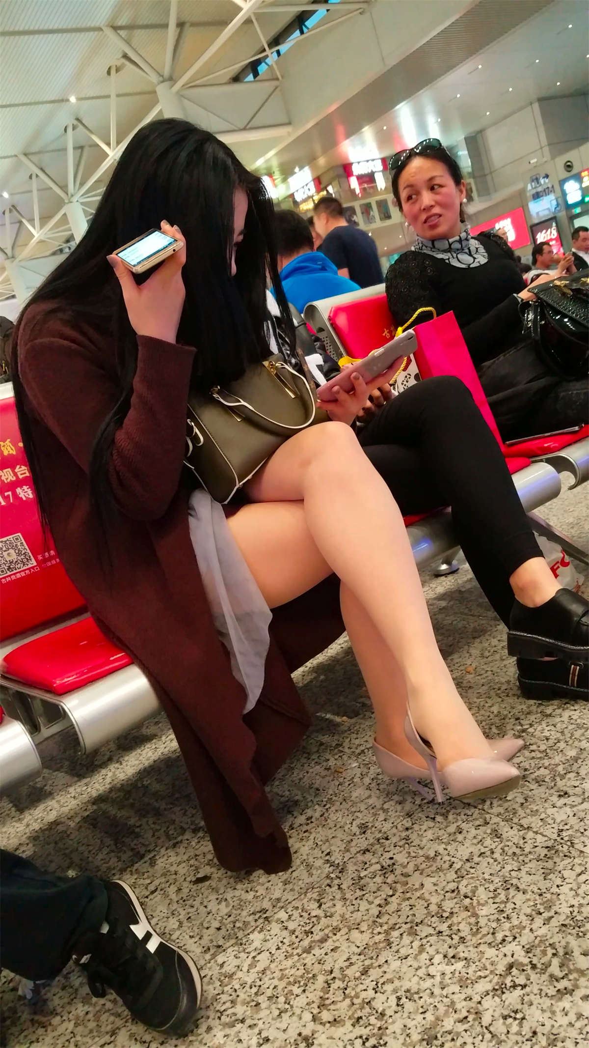 街拍深褐色外套肉丝高跟美女