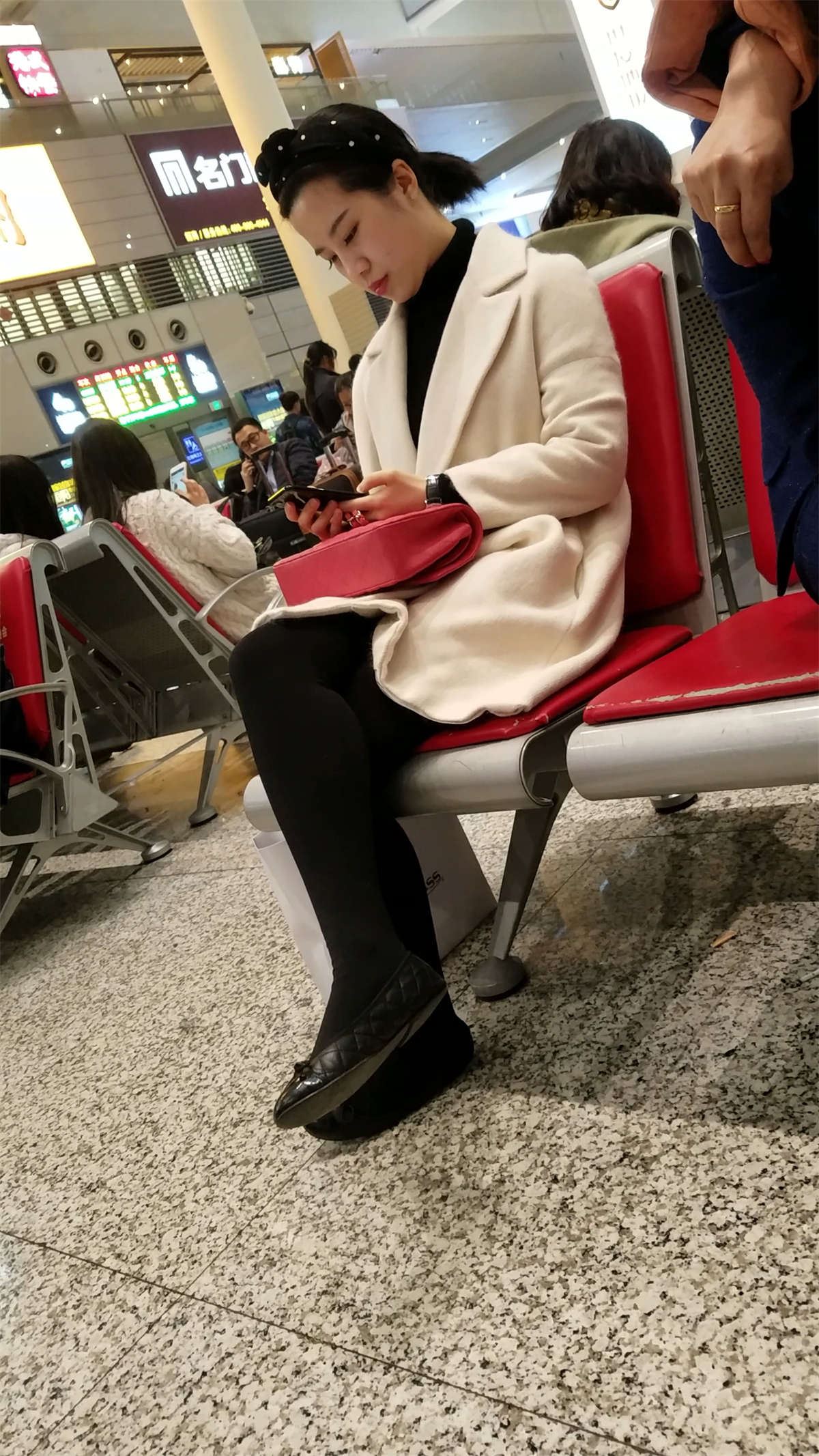 极品火车站候车的黑丝袜大美妞
