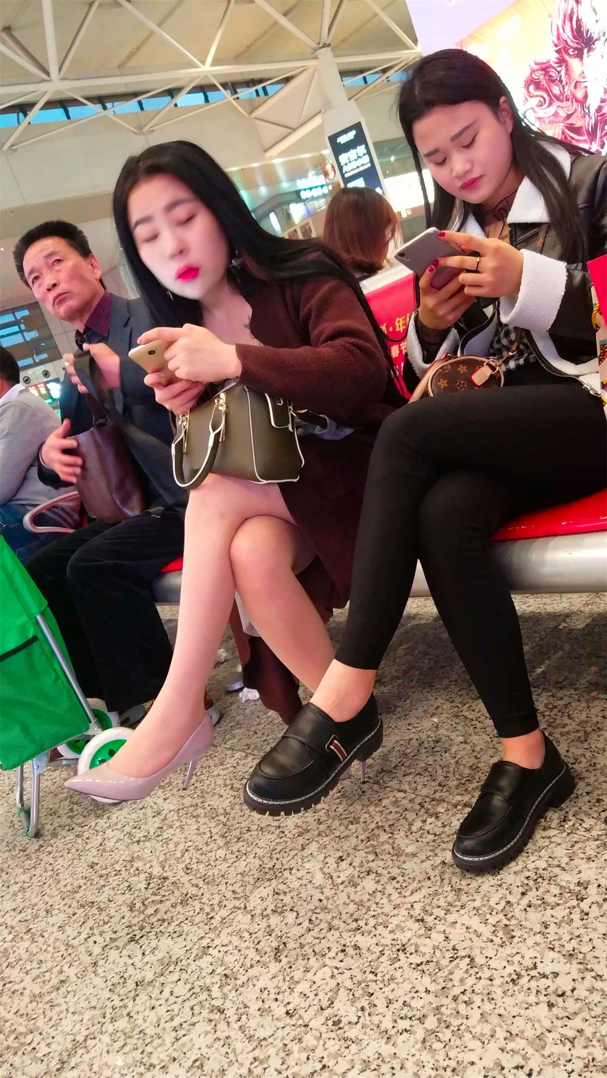 街拍深褐色外套肉丝高跟美女