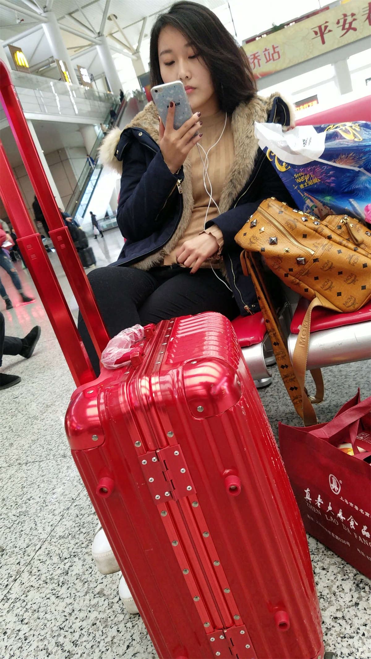 深蓝色外套黑色紧身裤美眉