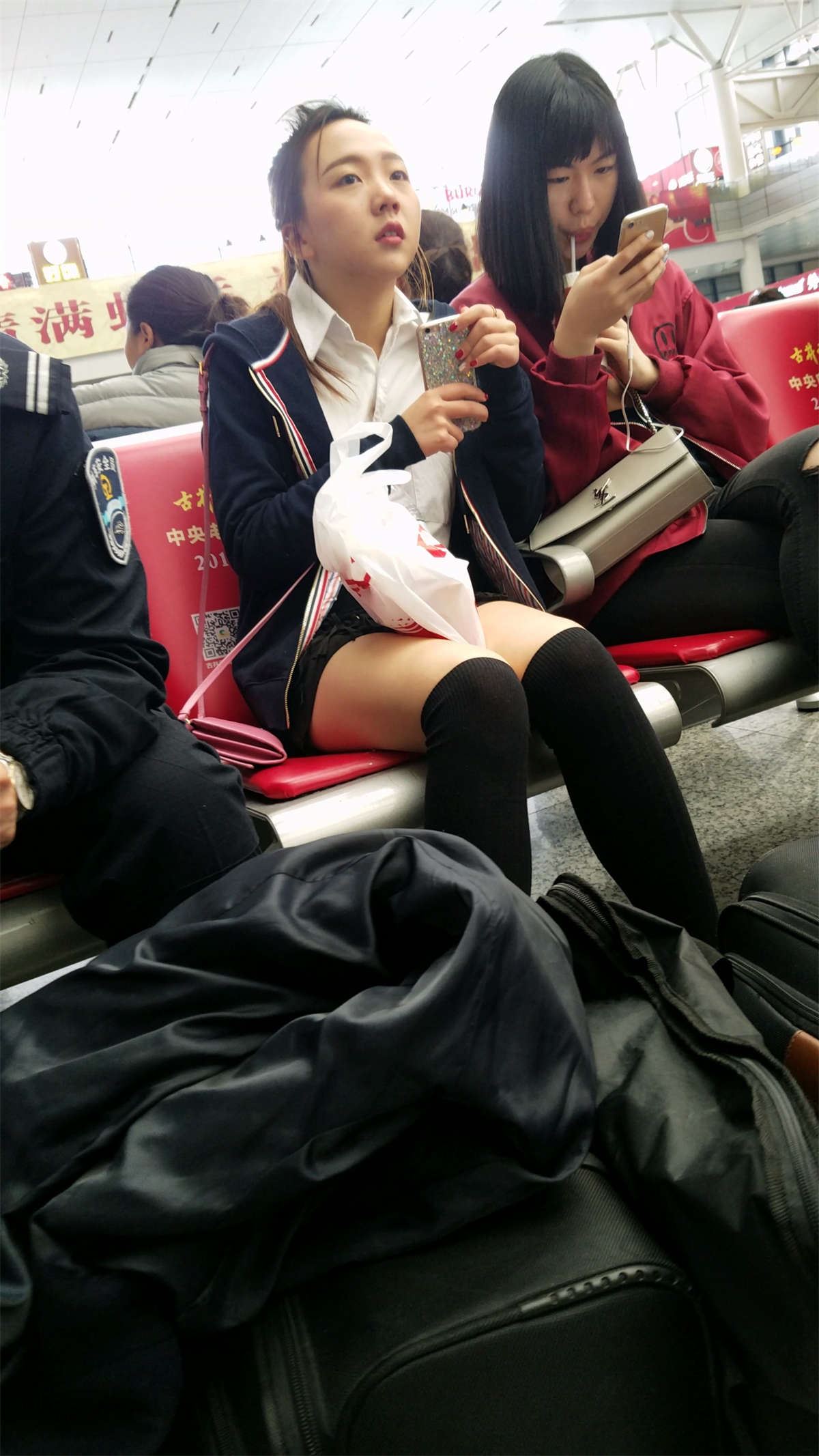 火车站候车的黑色高筒袜白皙美腿漂亮妹子