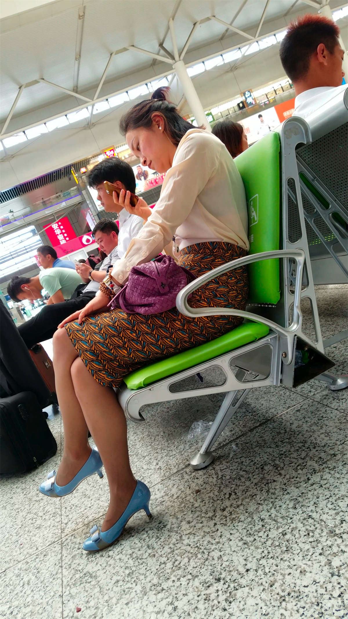 街拍白衣花裙黑丝MM