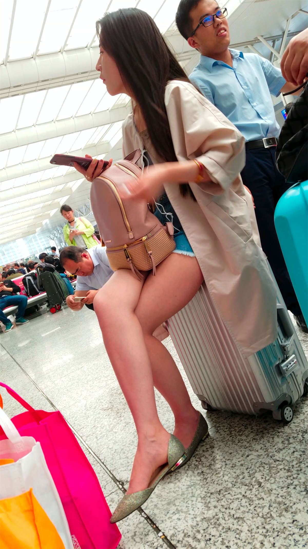 米色风衣美腿极品美女