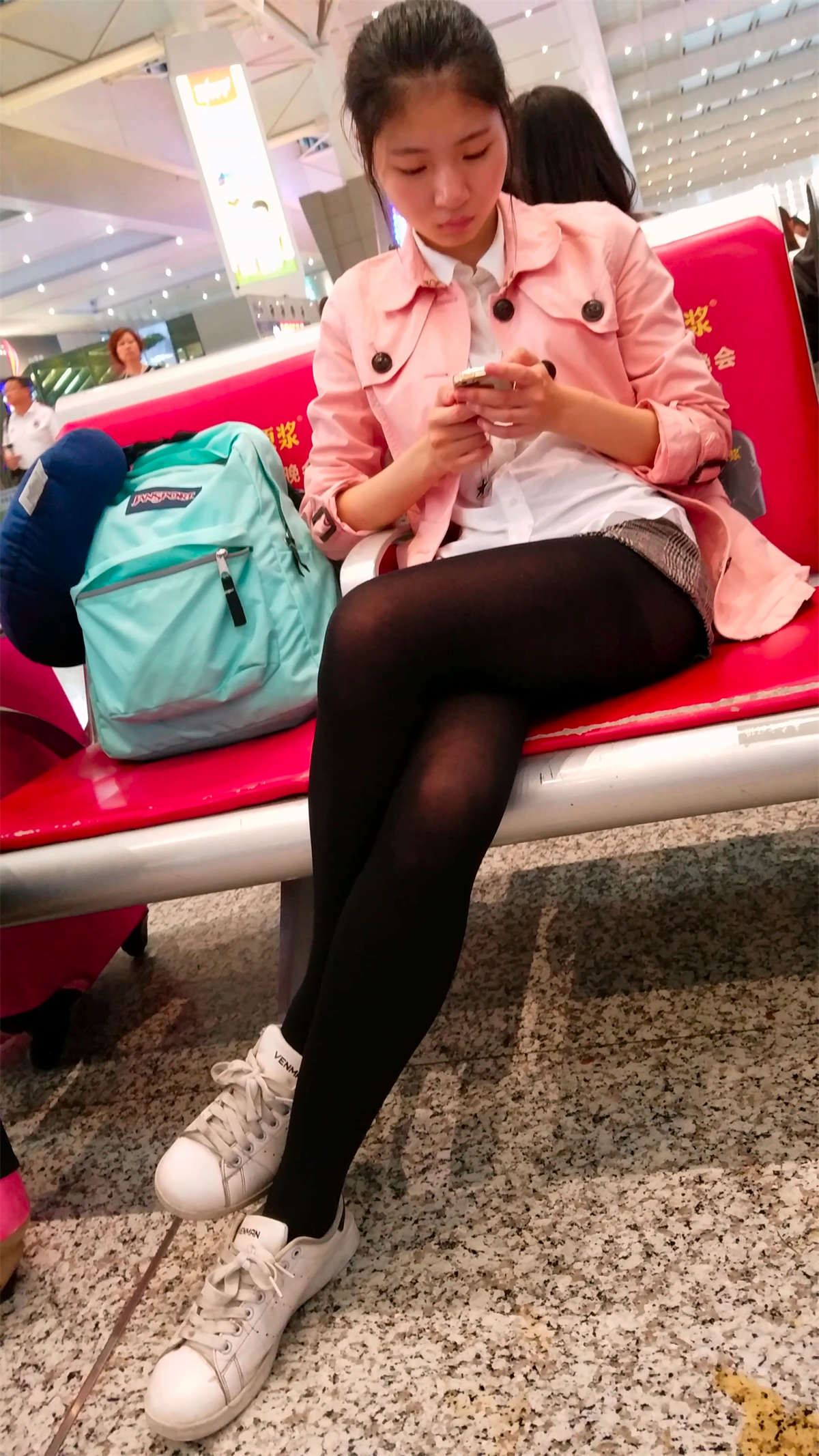 车站候车的黑色丝袜性感长腿短裤清纯妹子
