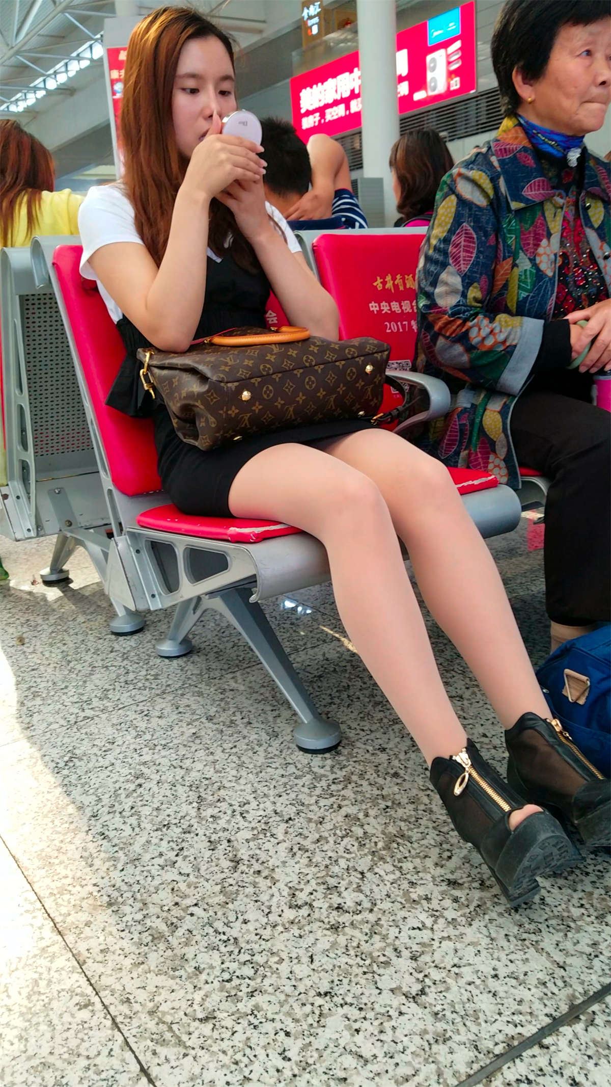 超气质逆天颜值黑丝街拍美腿仙女