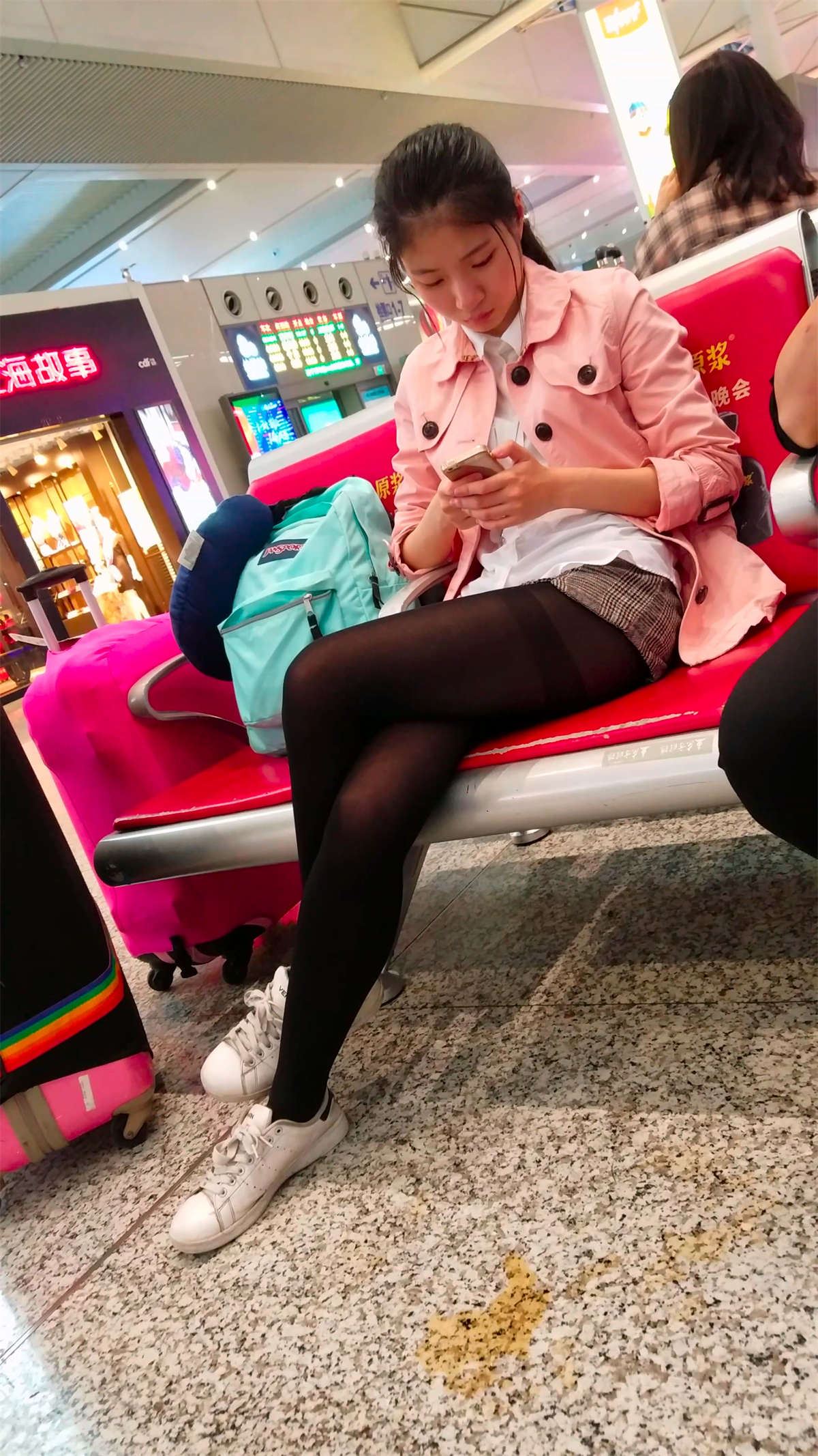 车站候车的黑色丝袜性感长腿短裤清纯妹子