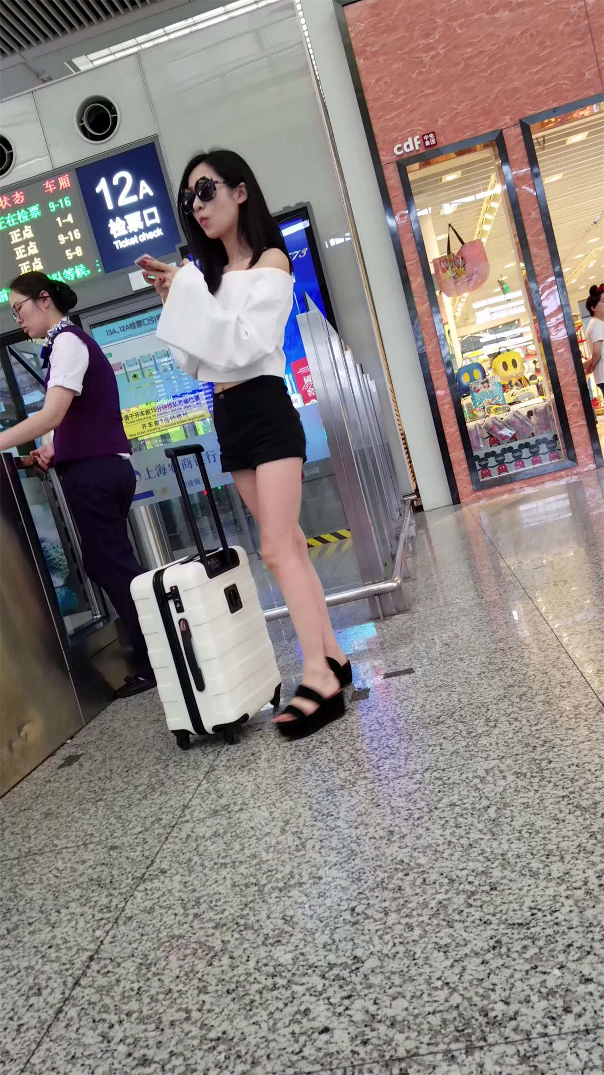 气质甜美女孩短裤性感