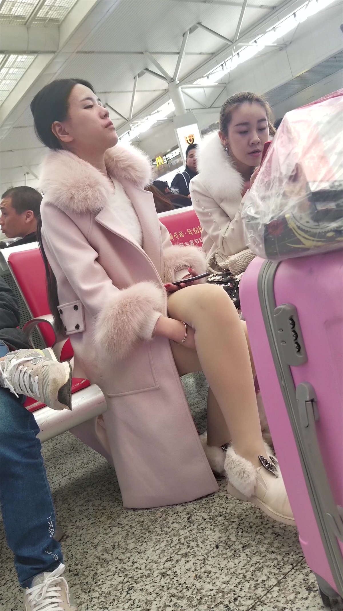 候车室闲聊的两极品街拍肉丝美女