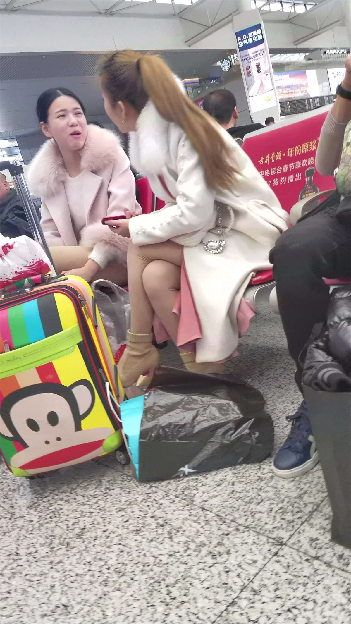 候车室闲聊的两极品街拍肉丝美女
