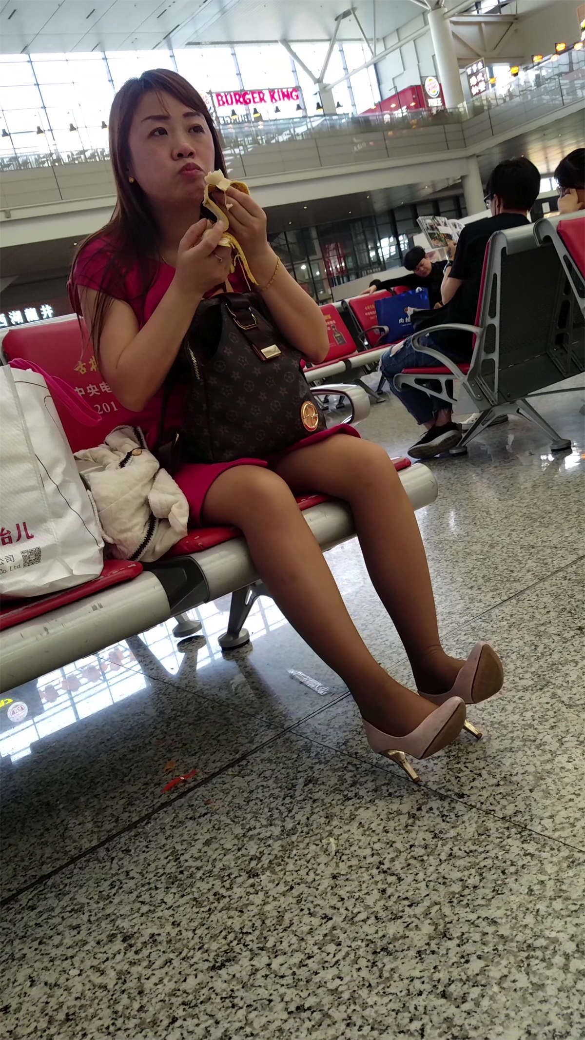 吃香蕉的丝袜美腿少妇，你是不是也邪恶了？