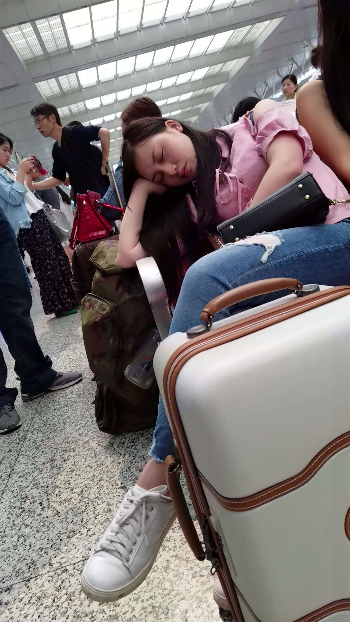 候车室小睡一会的破洞紧身蓝牛睡着的女孩