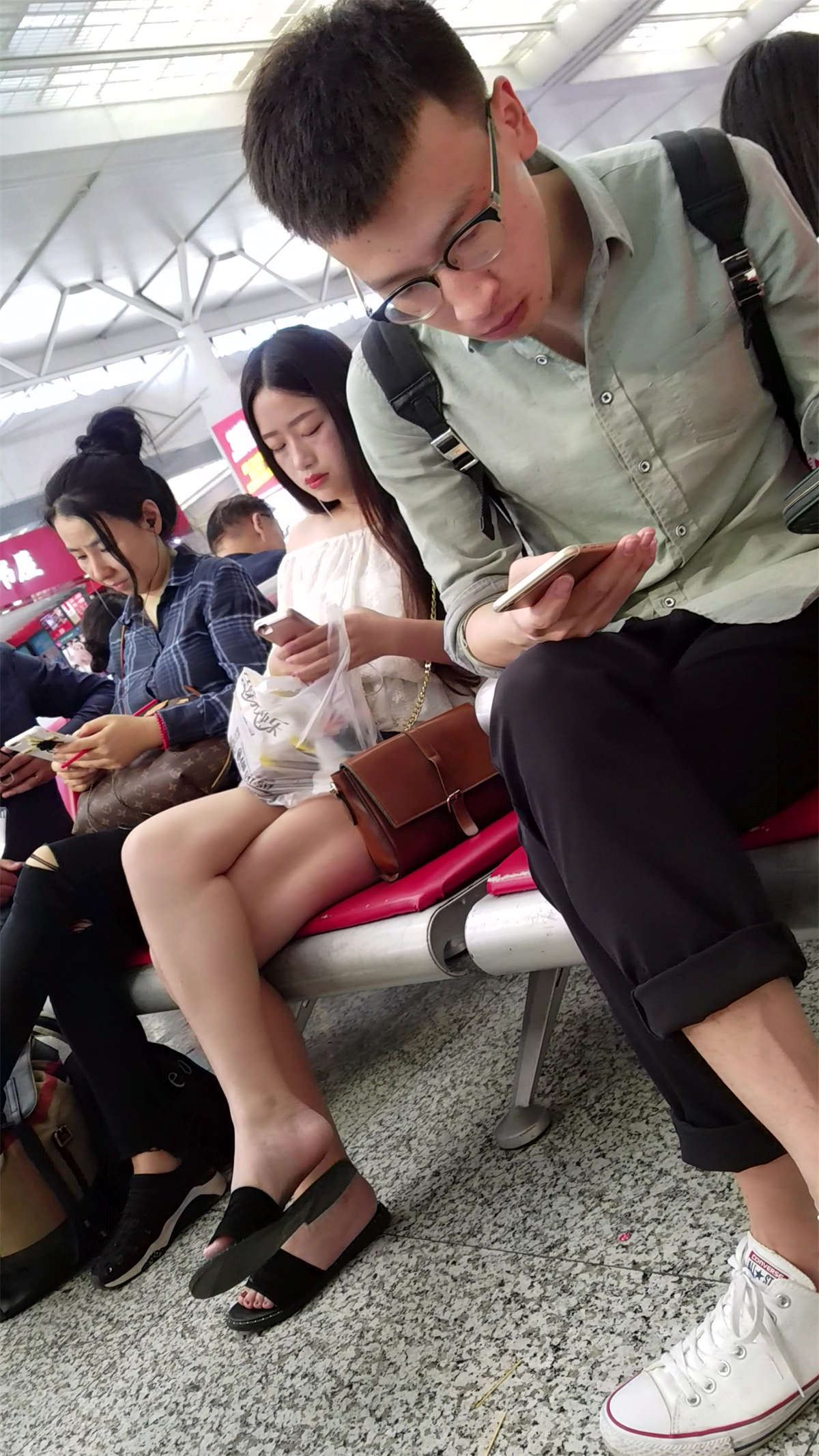 吊带衫热裤凉拖街拍美腿漂亮