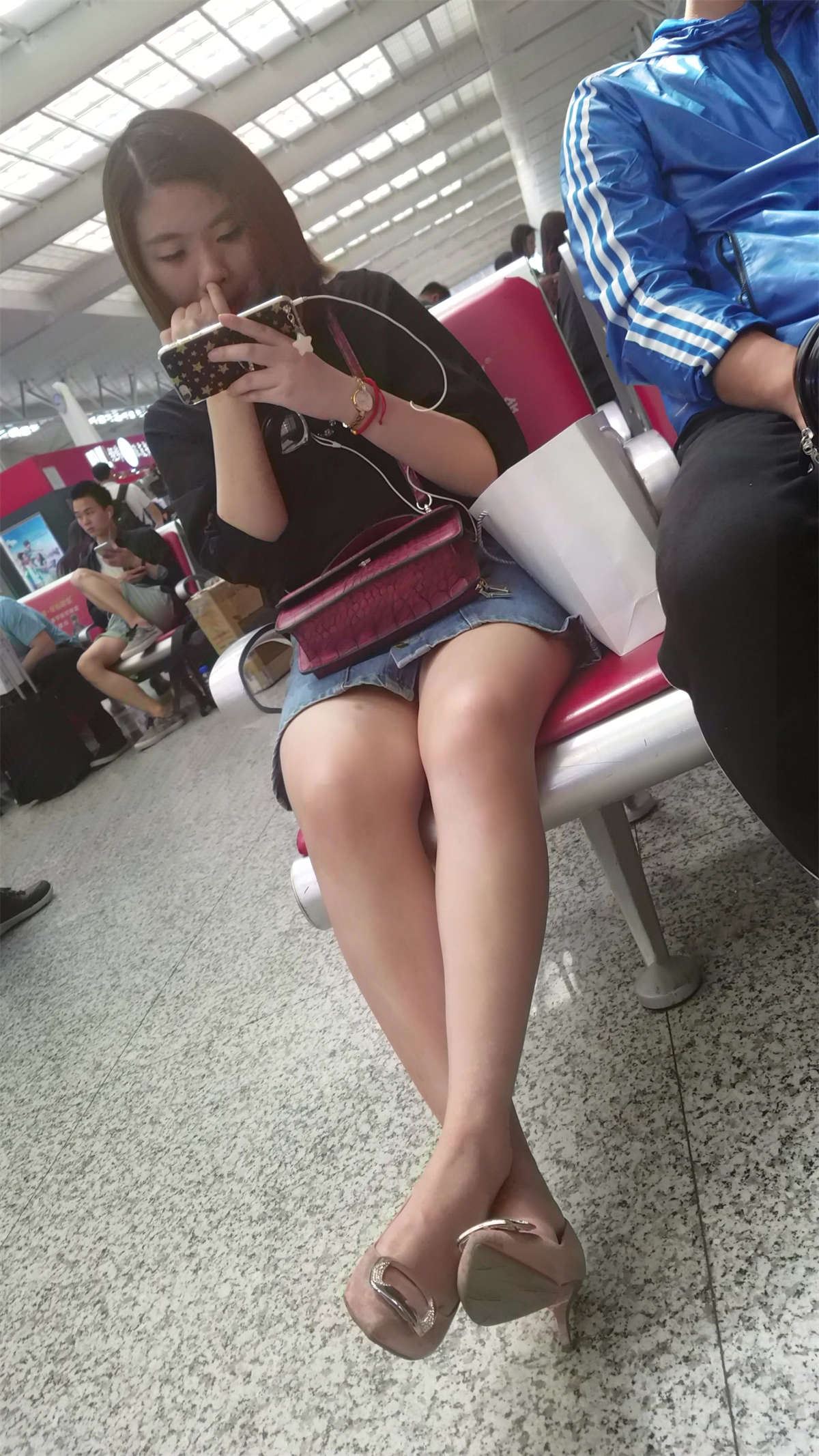 极品白皙美腿牛仔短裙气质街拍