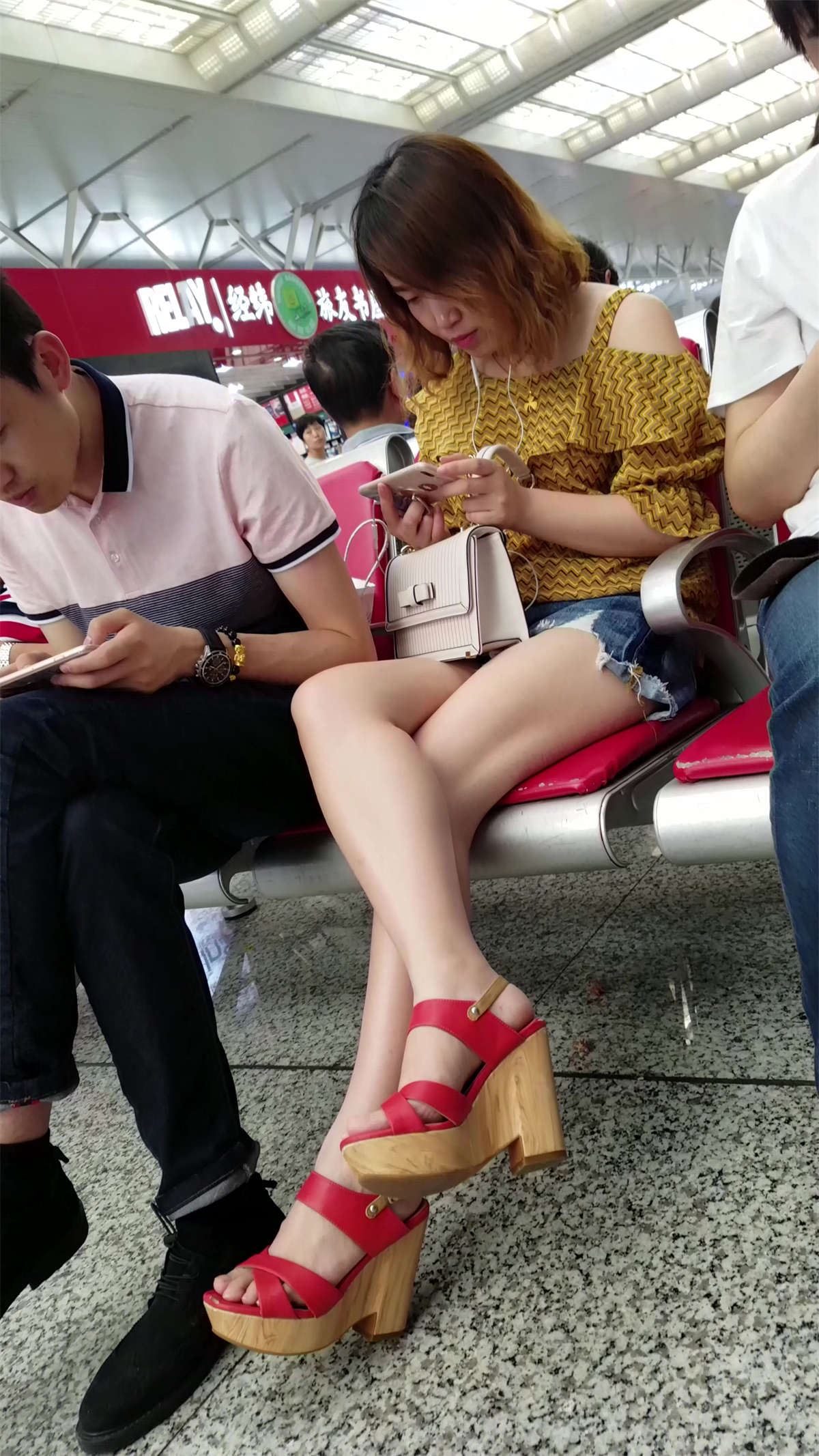白皙嫩腿热裤吊带衫小清新美颜