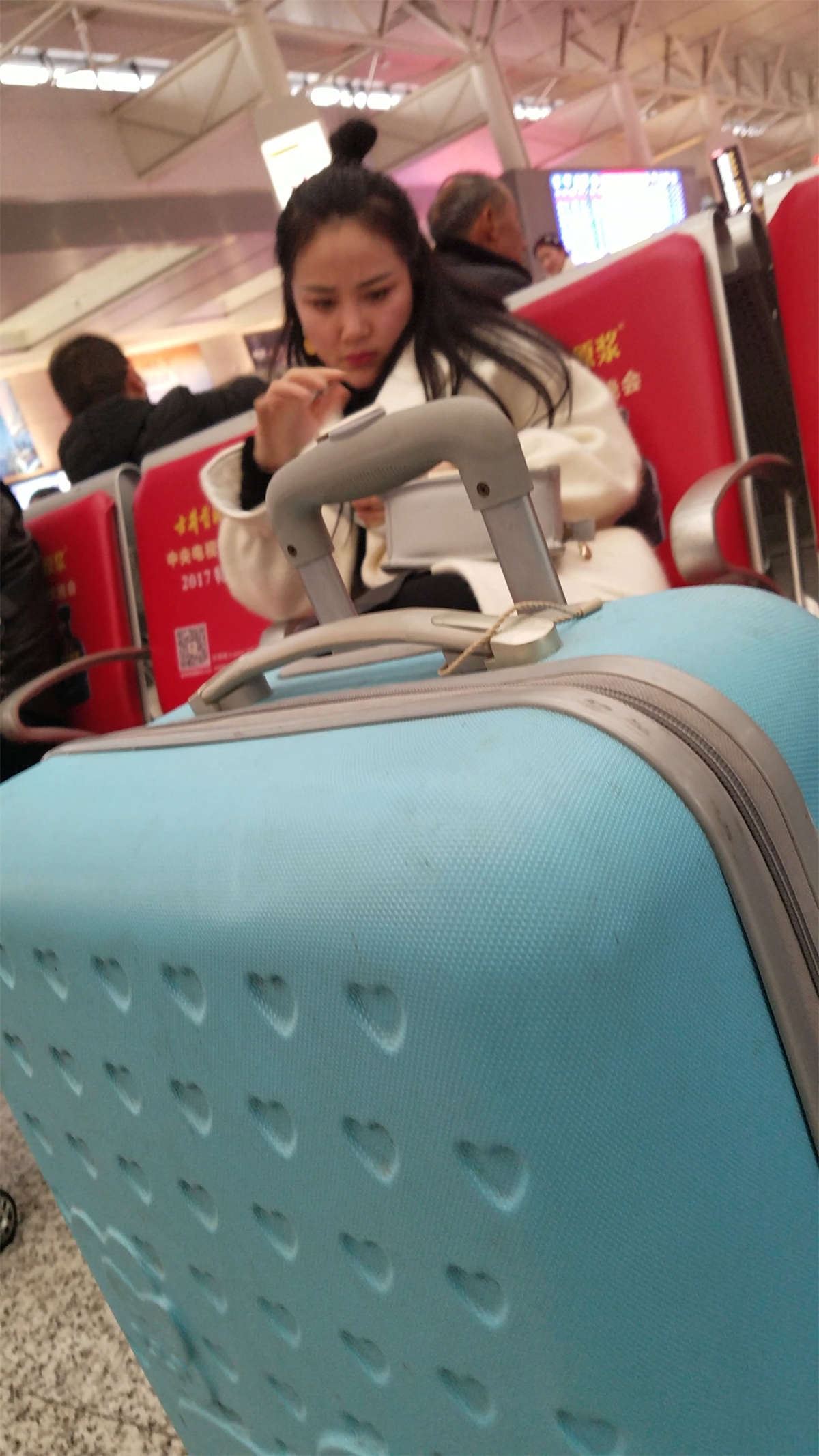 高铁站优雅霸气的女生