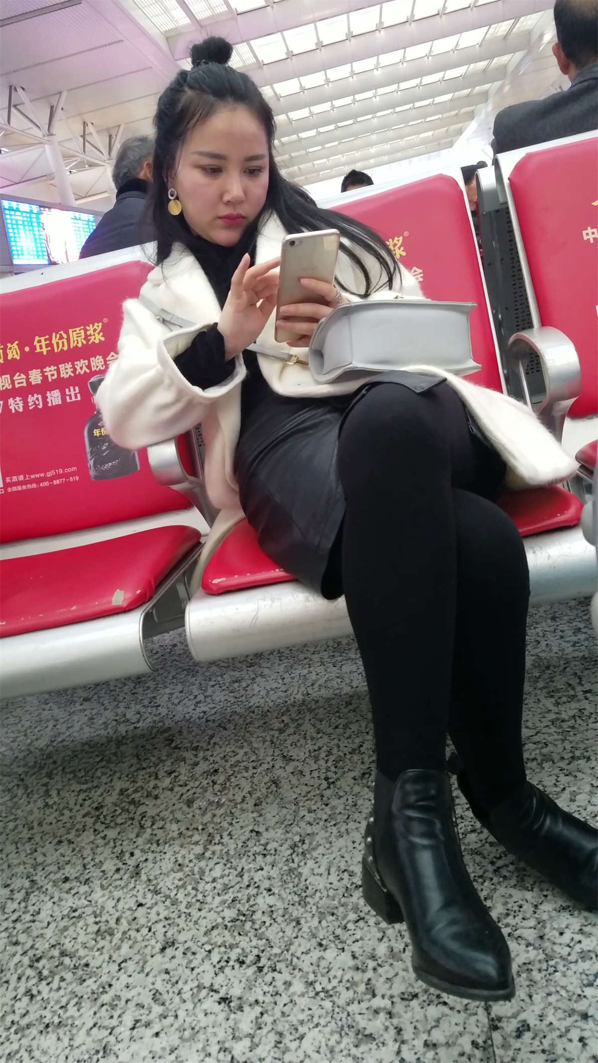 高铁站优雅霸气的女生