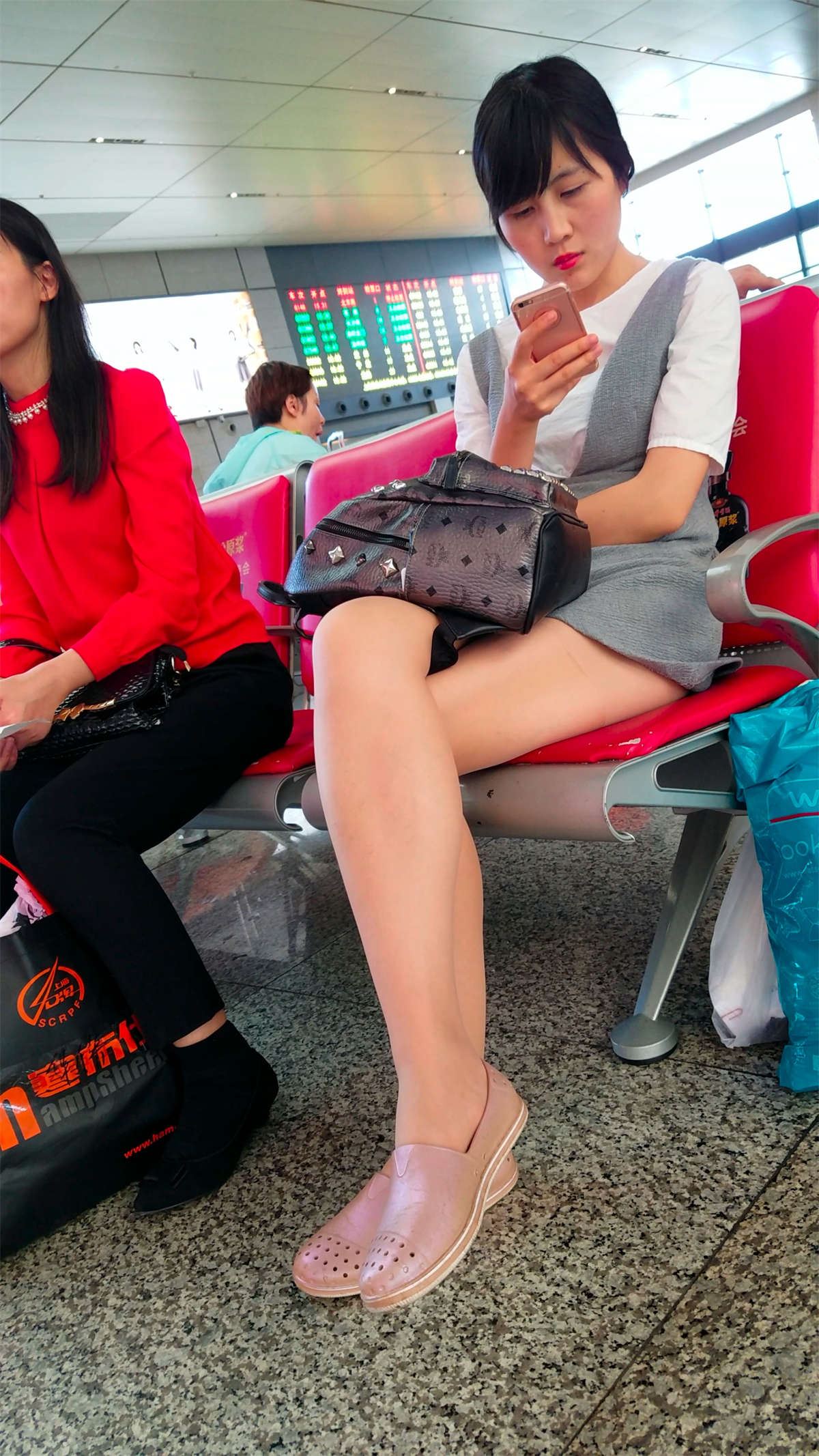 等车的漂亮美妞