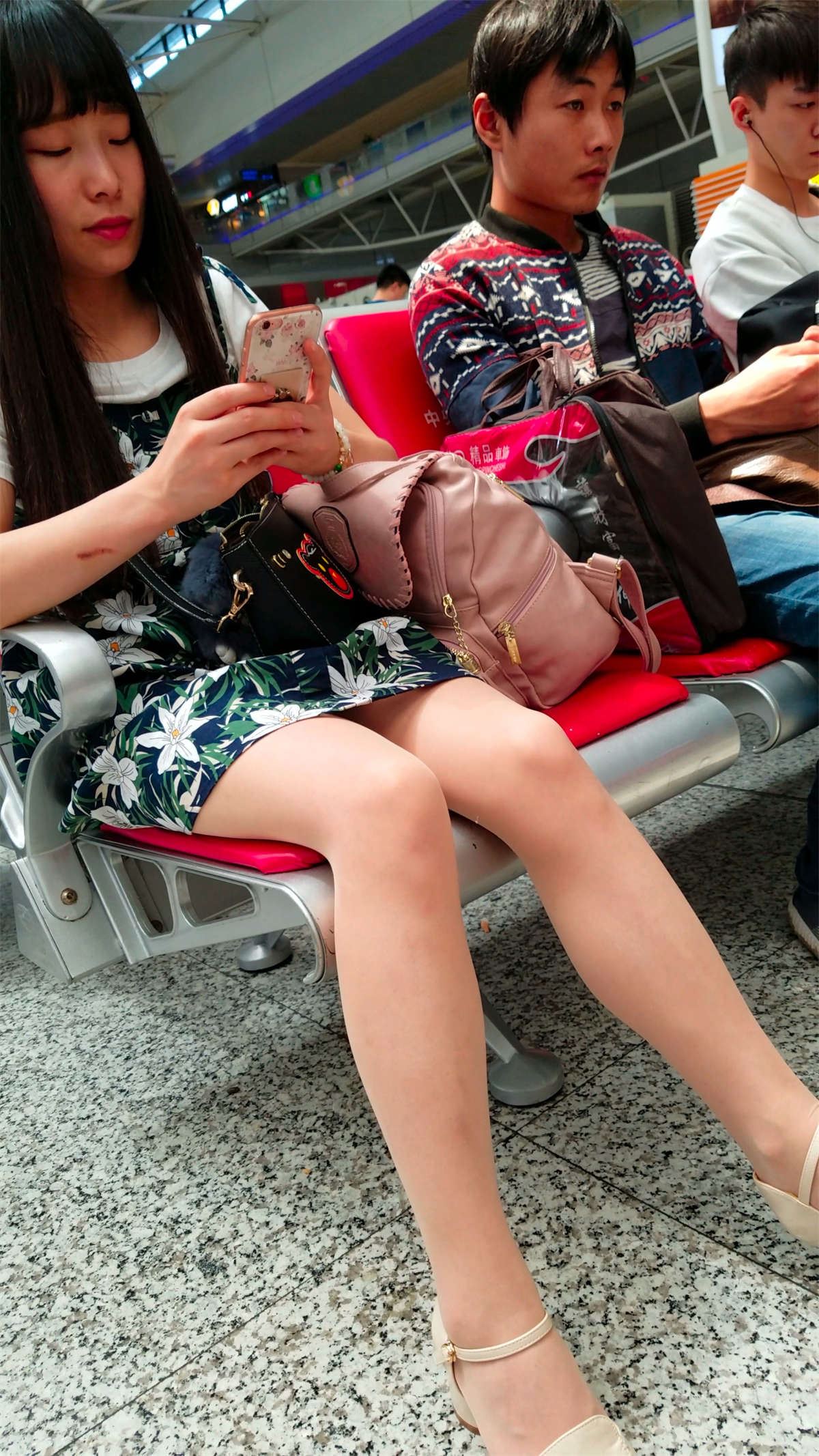 丝足高跟美女火车站