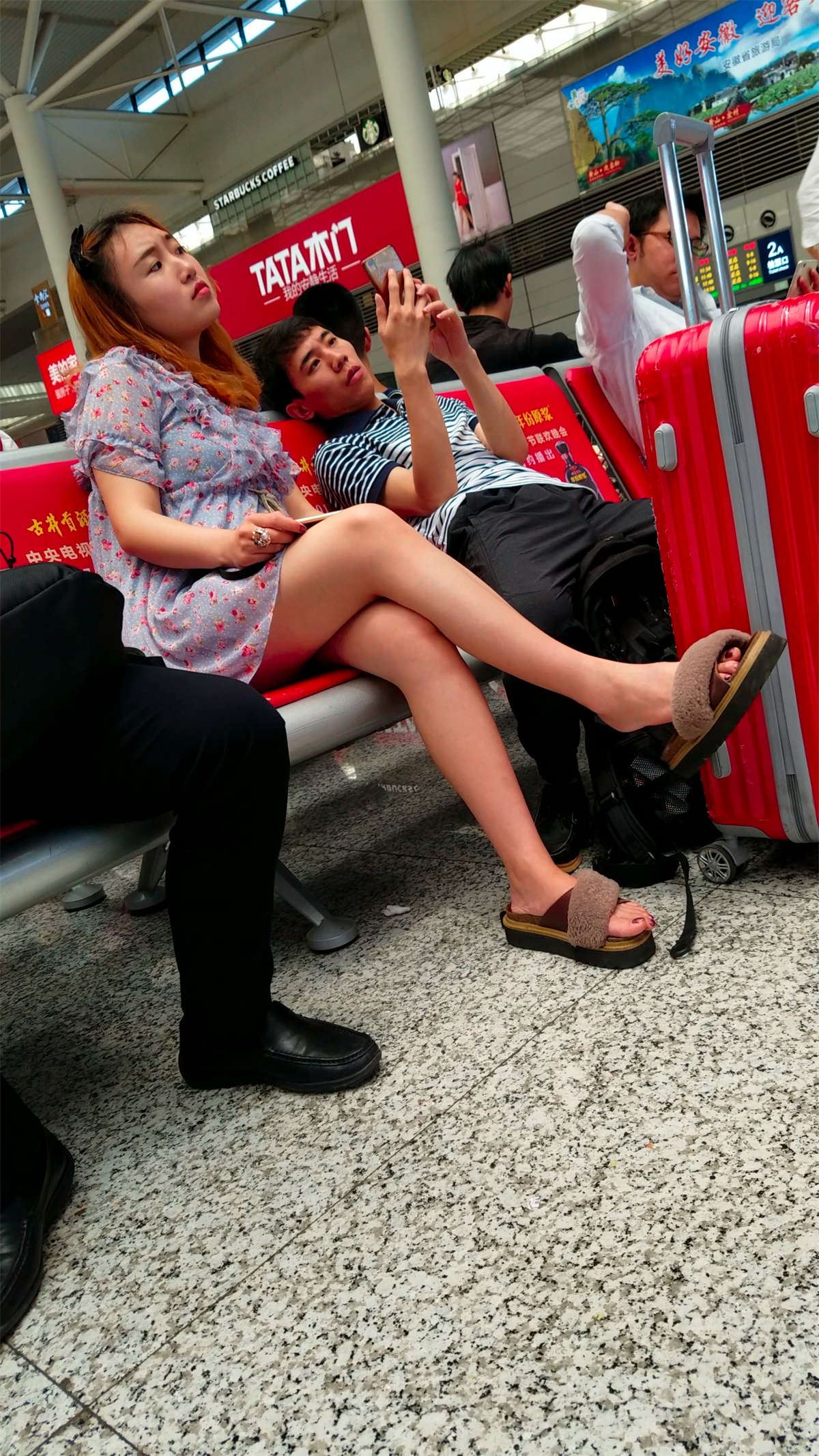 高铁站候车室气质长腿美女