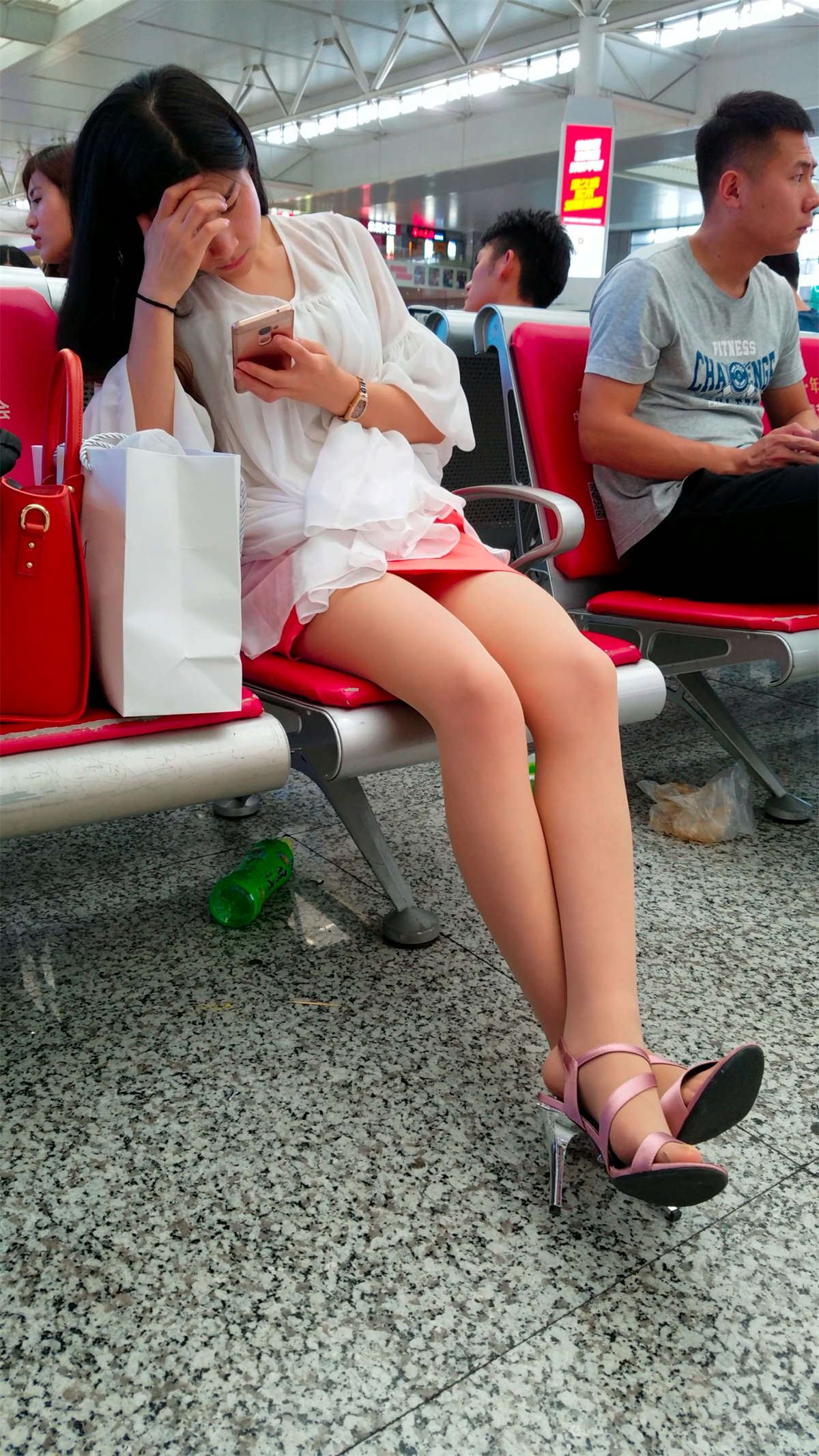 清纯可爱的大白腿高跟美女