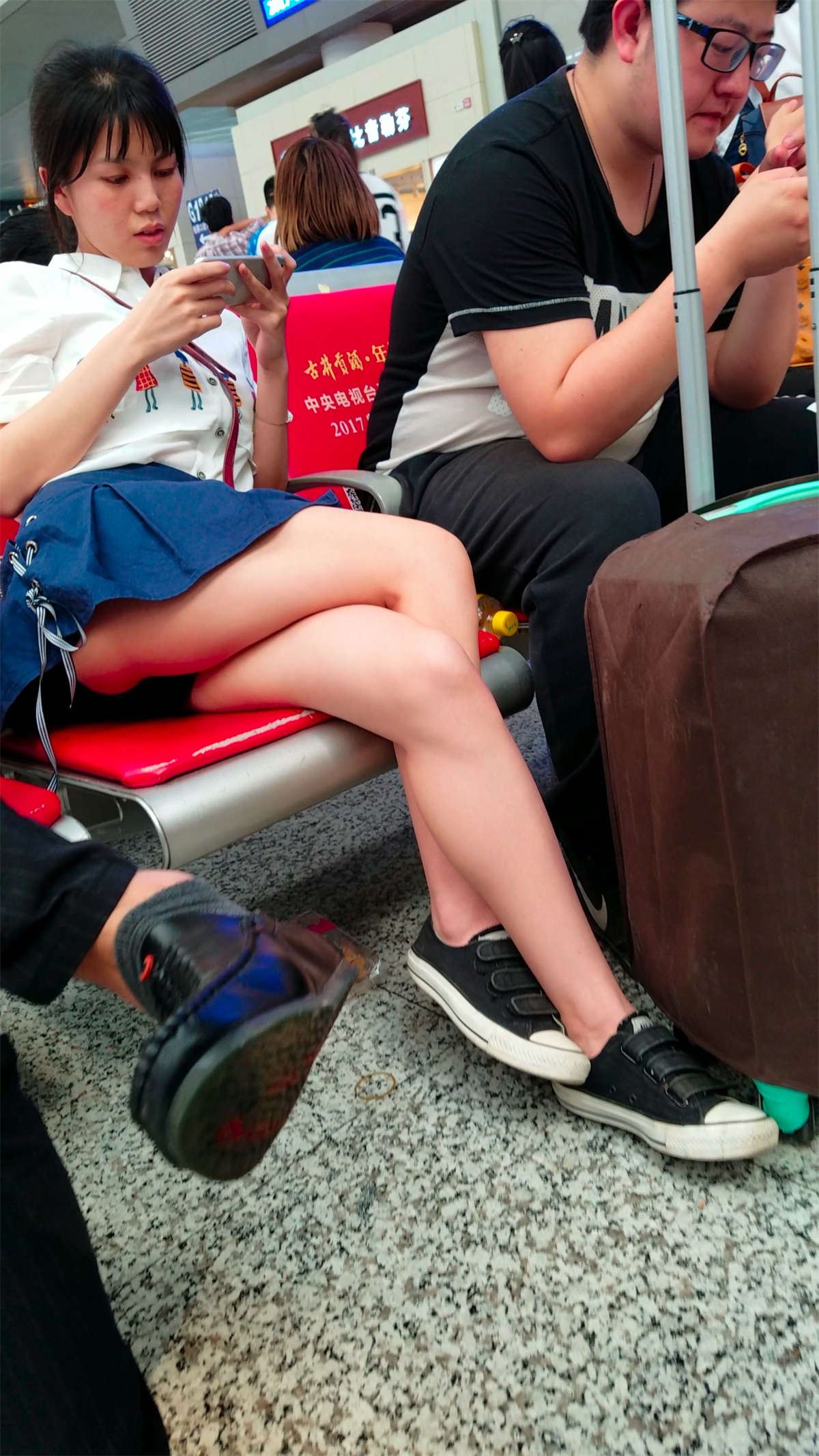 美女这坐姿着实有点过分了
