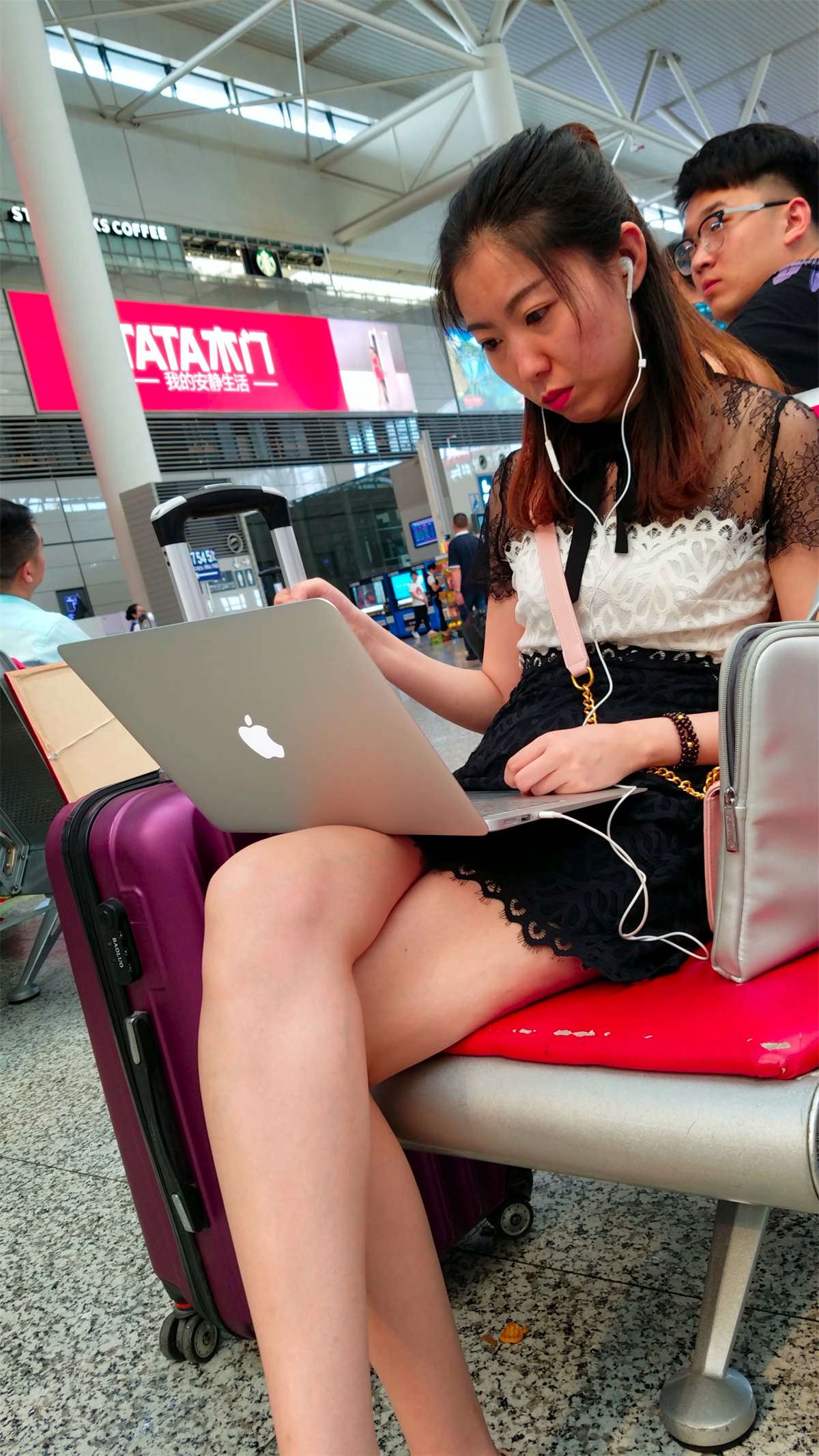 高铁站不忘工作的大长腿美女气质有韵味