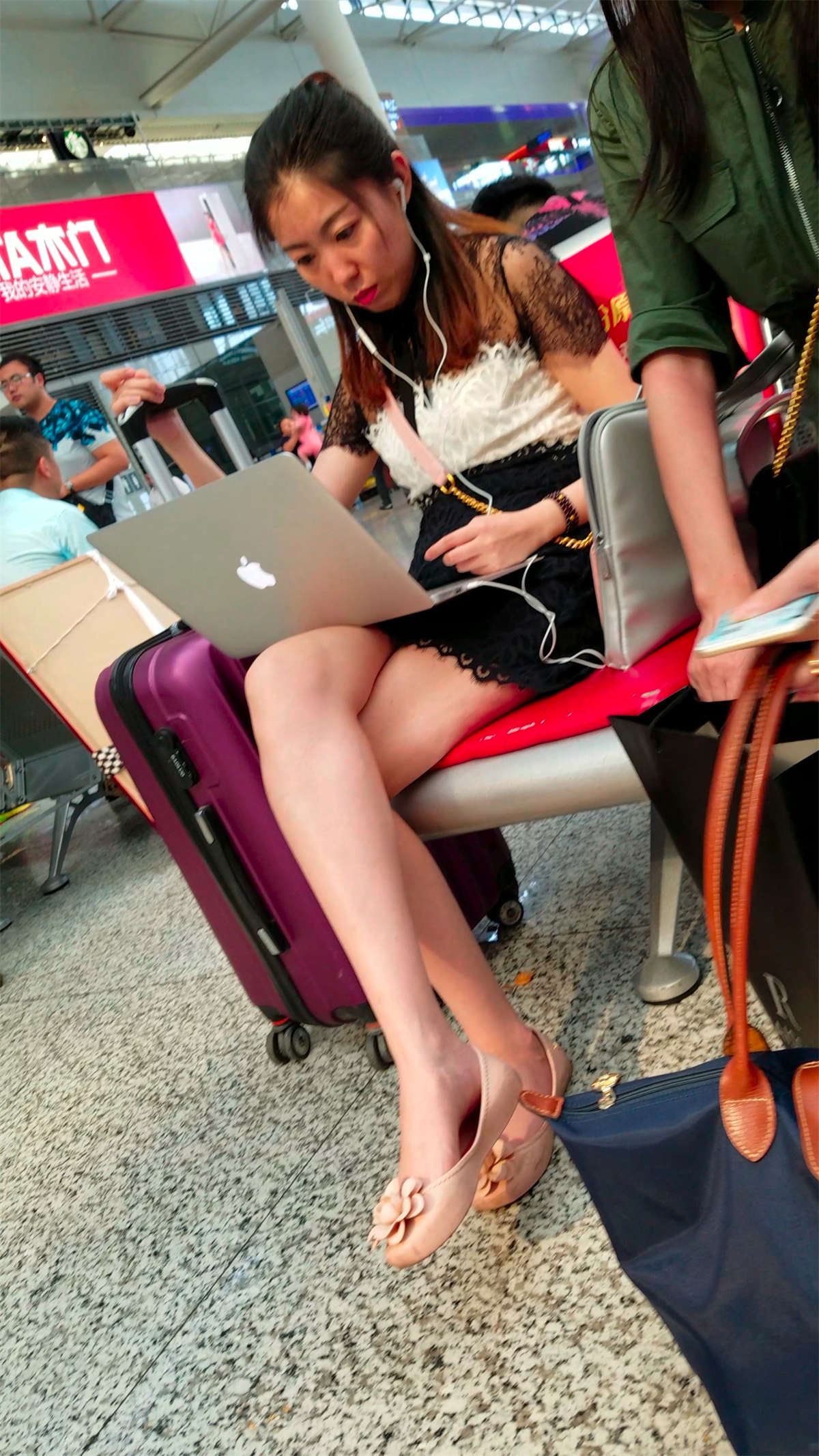 高铁站不忘工作的大长腿美女气质有韵味
