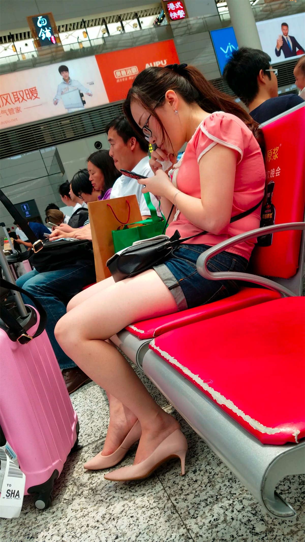 车站候车室的美女