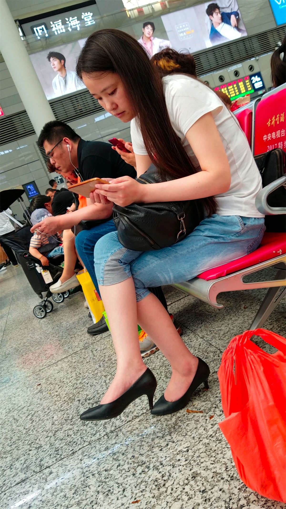 这才是街拍的美女大白腿