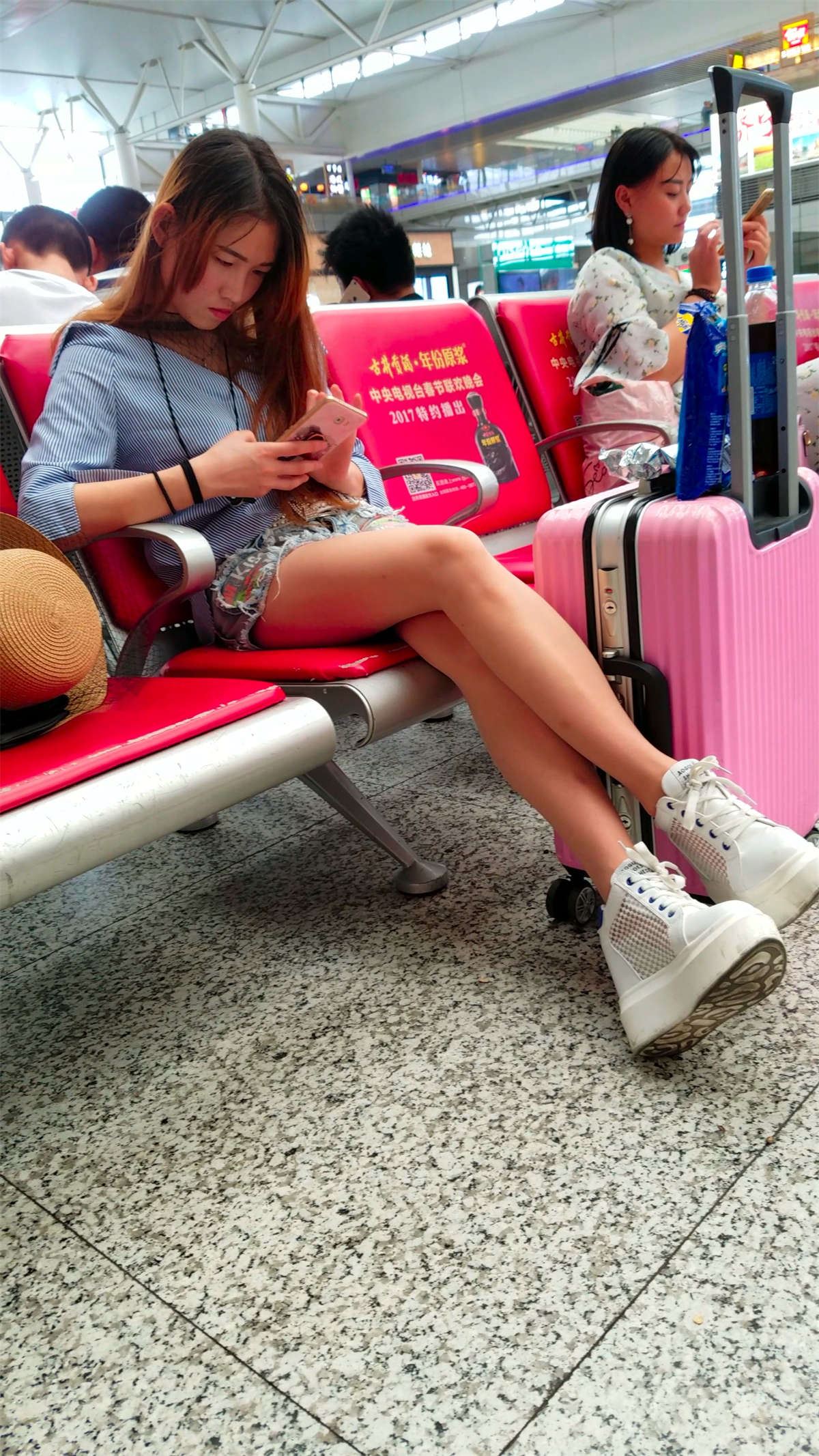 火车站里的白腿美女