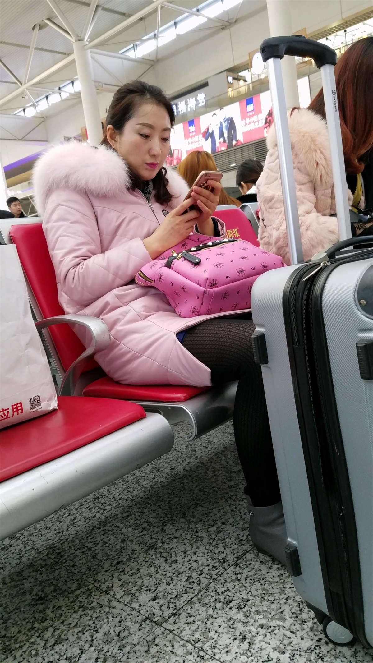 很有感觉的粉色羽绒服街拍丝袜大美女